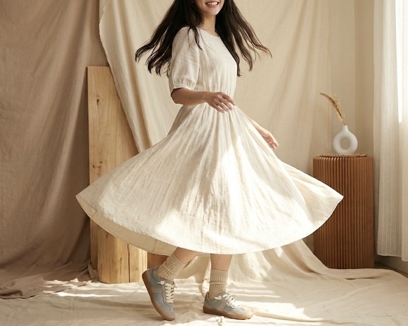 Sanly Joy 德訓鞋搭配長裙的甜美風格示範，混搭運動休閒與溫柔氣質，利用同色系襪子穿搭完美修飾小腿線條，是約會穿搭展現親和力的秘密武器。