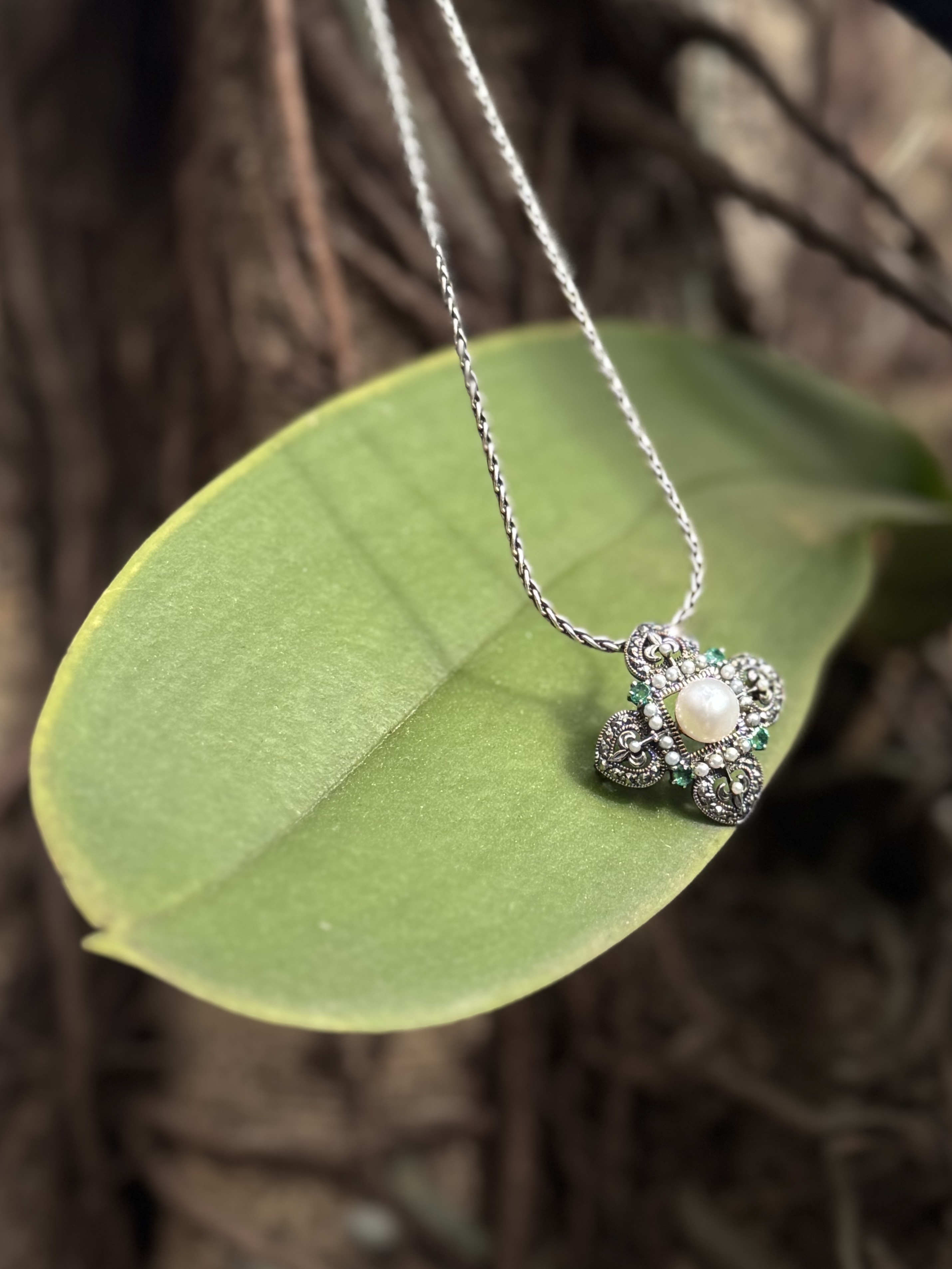 胖胖小花綻放祖母綠胸墜（OP1773）