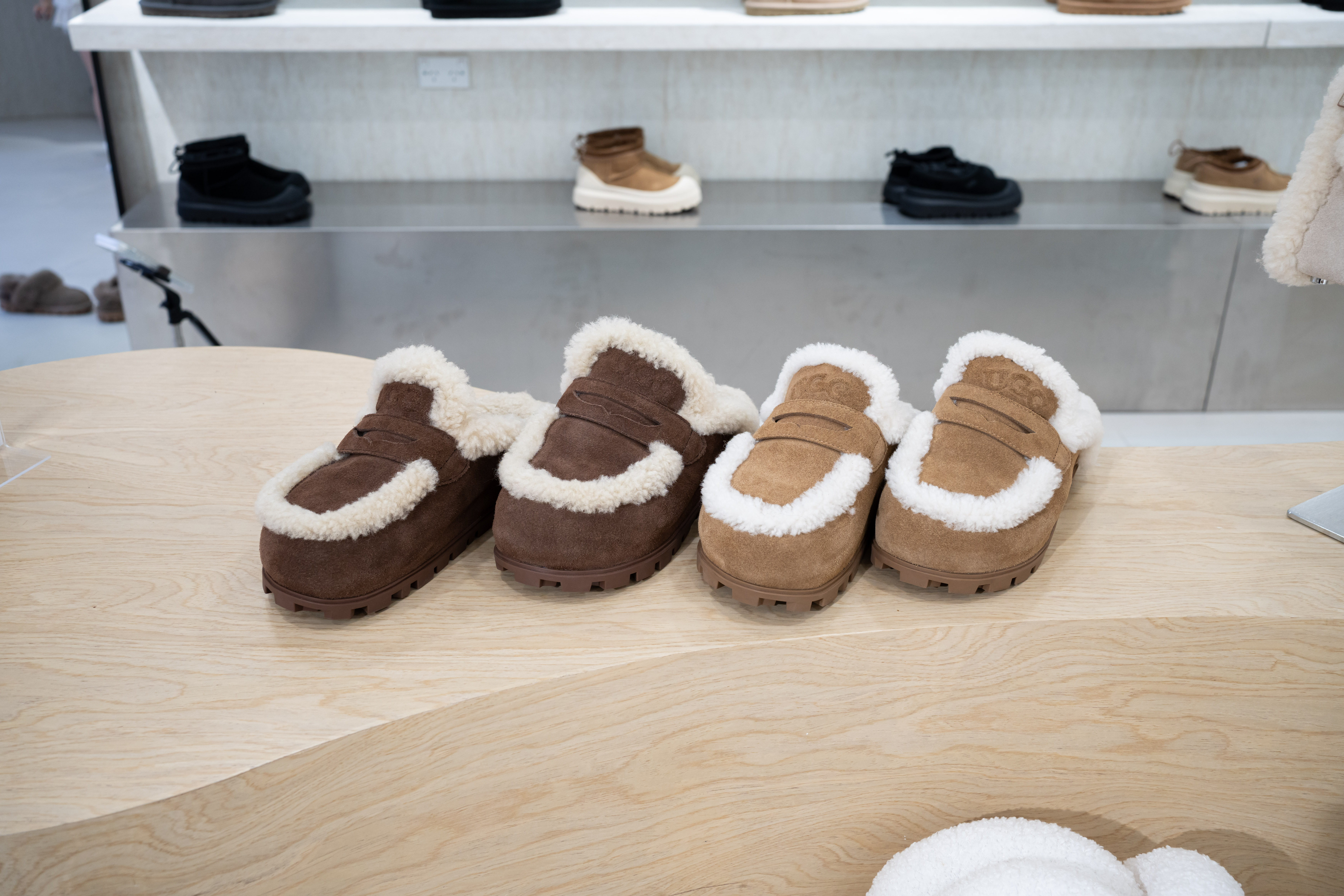 【2色入】UGG Ozlana Logo Shearling Slipper