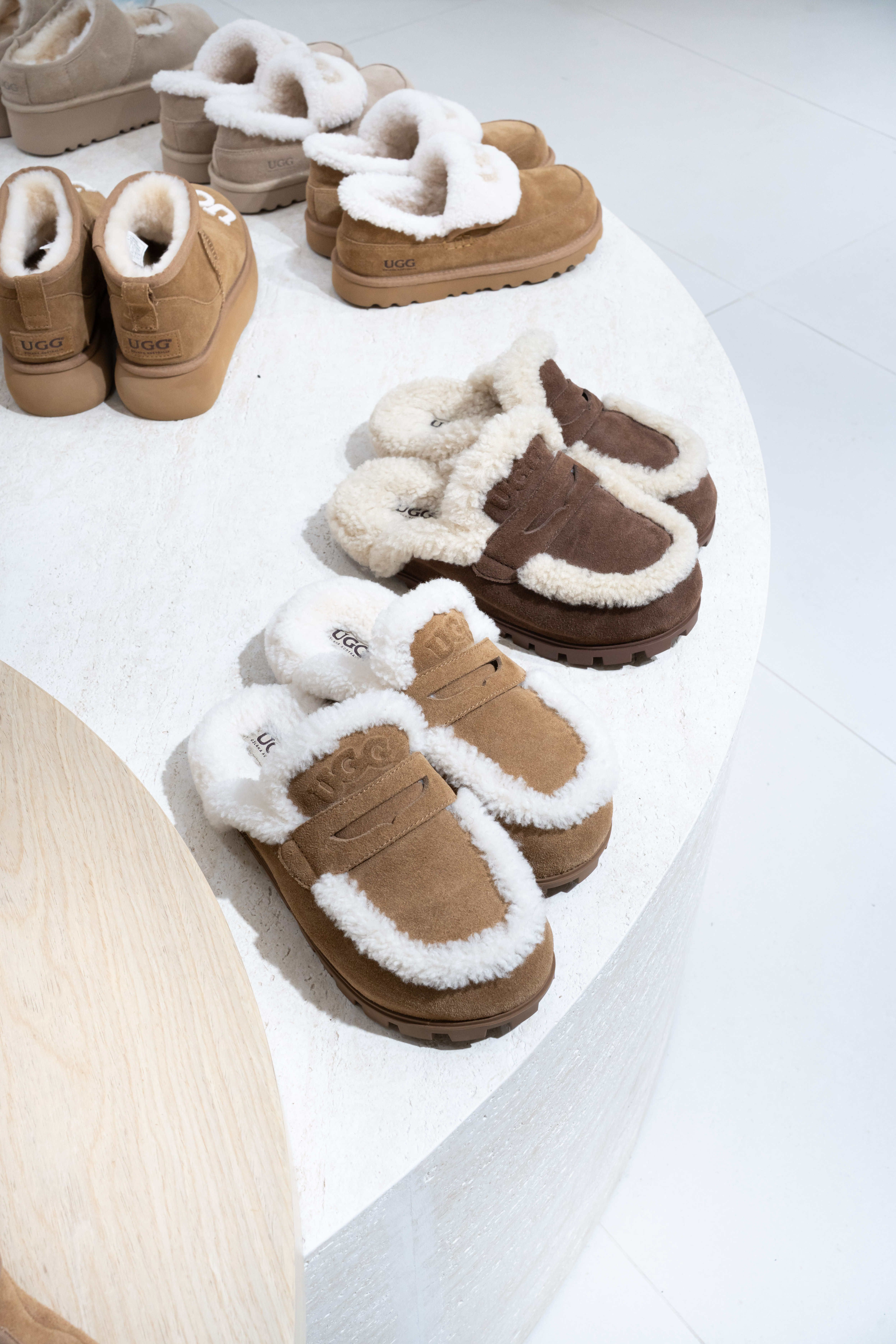 【2色入】UGG Ozlana Logo Shearling Slipper