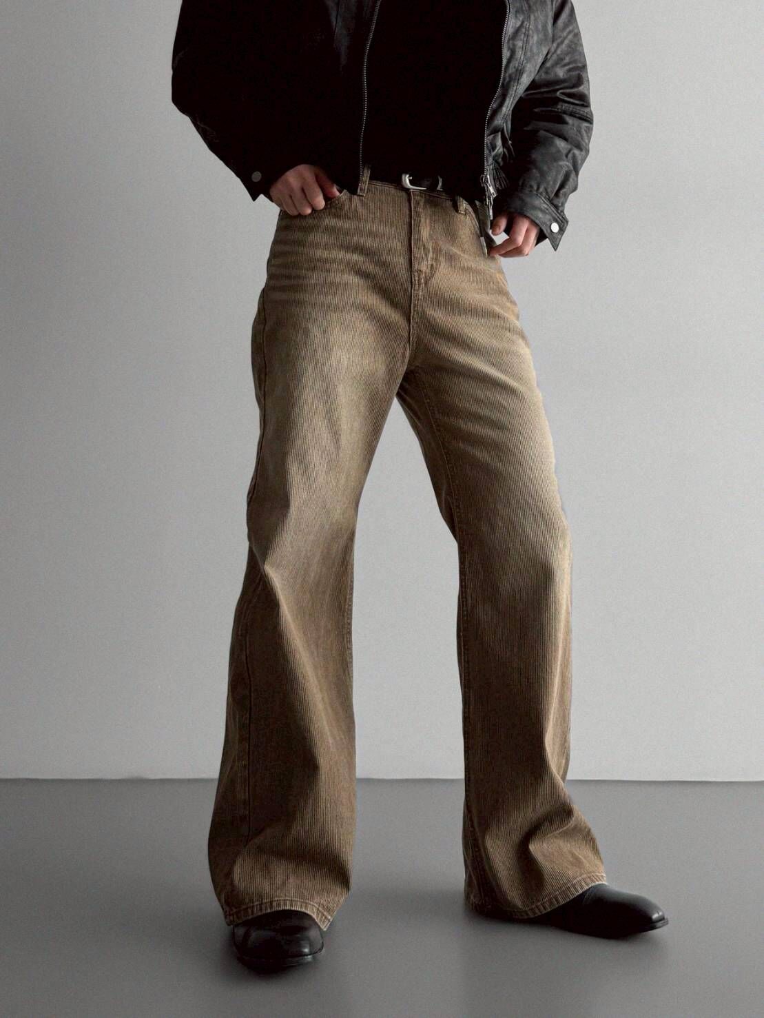 米色燈芯絨喇叭牛仔褲