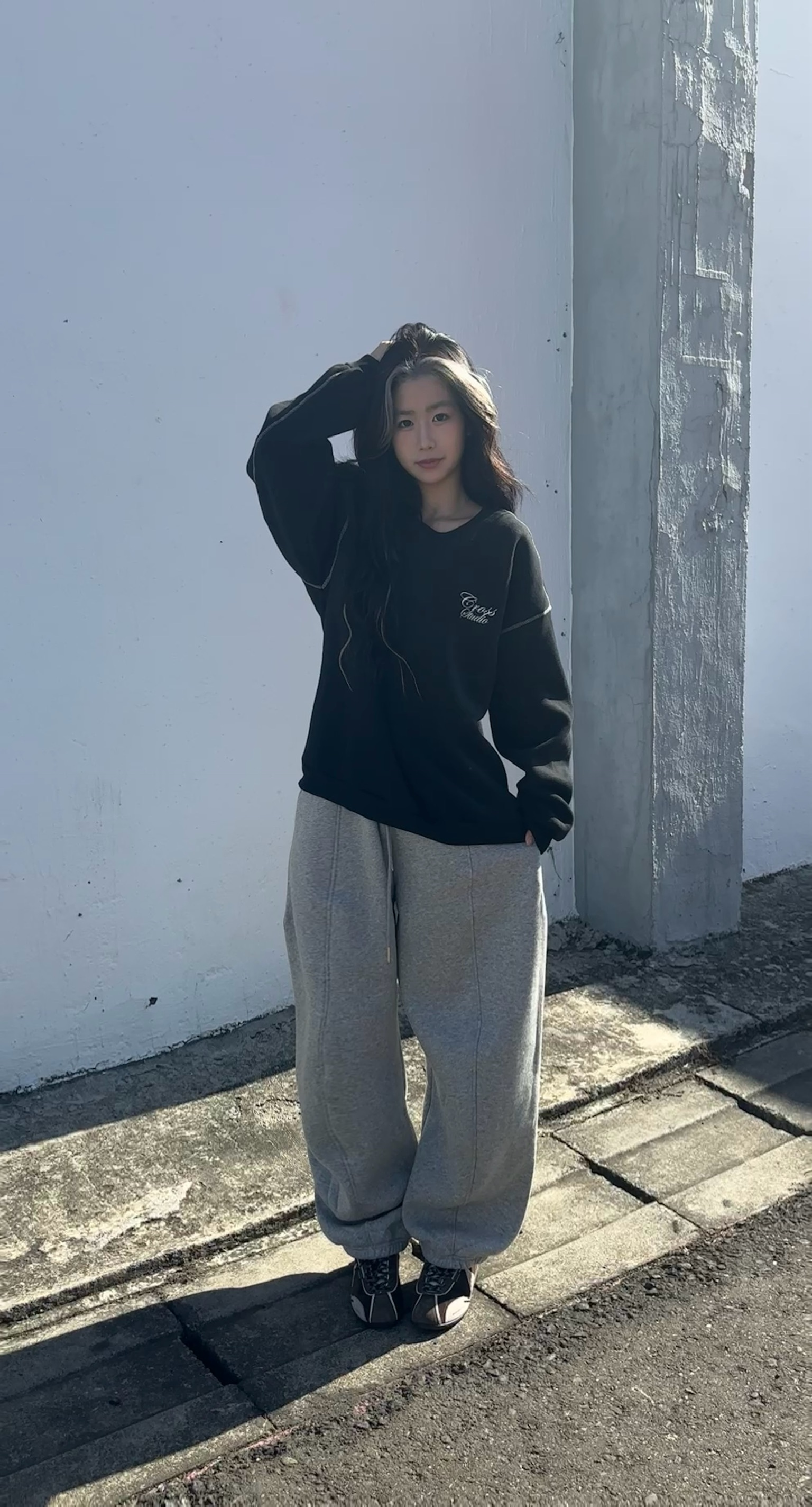 Cross Studio 反車線草寫大學Tee (2colors)