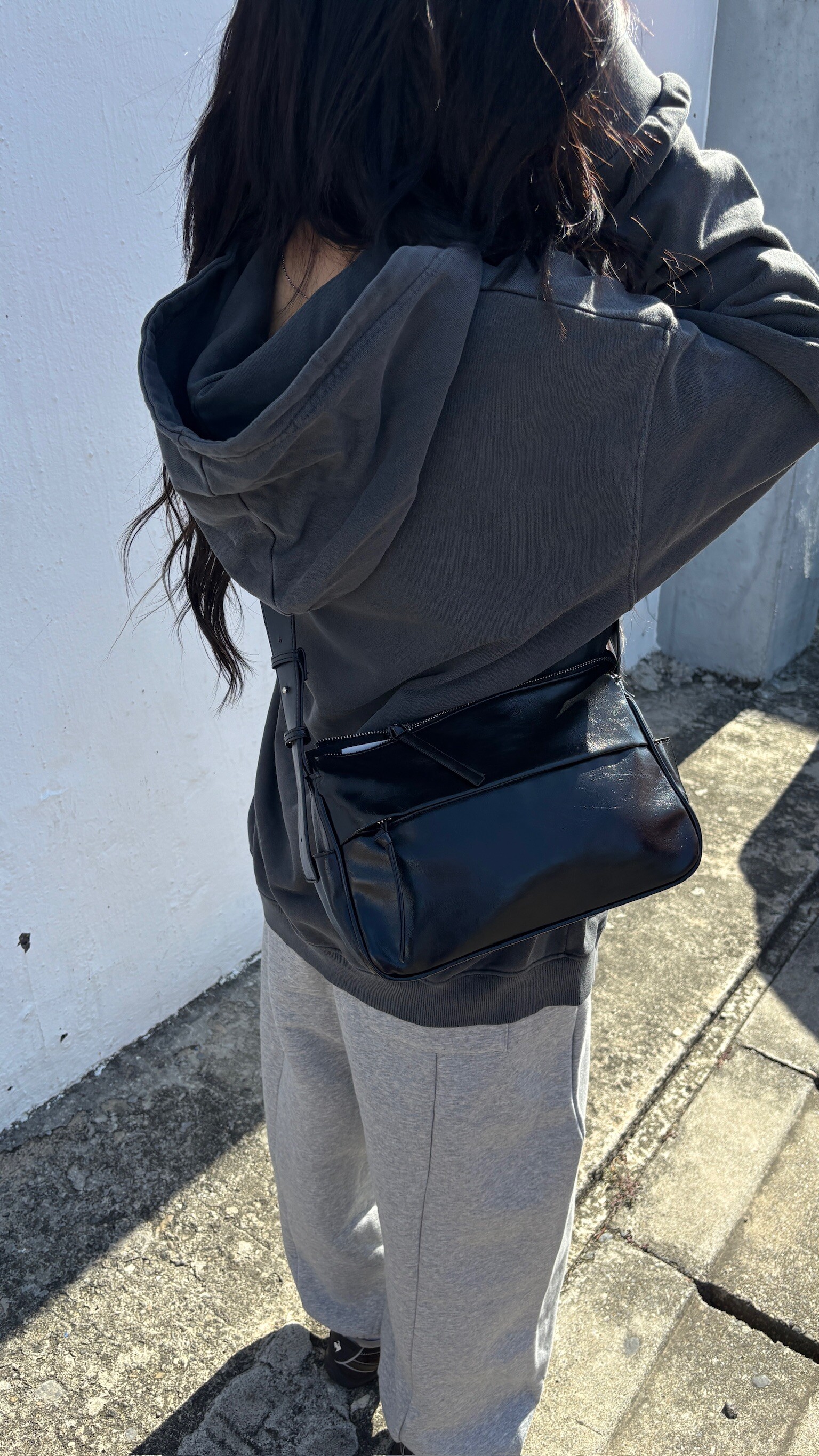 日本代購 漆黑光澤側背包