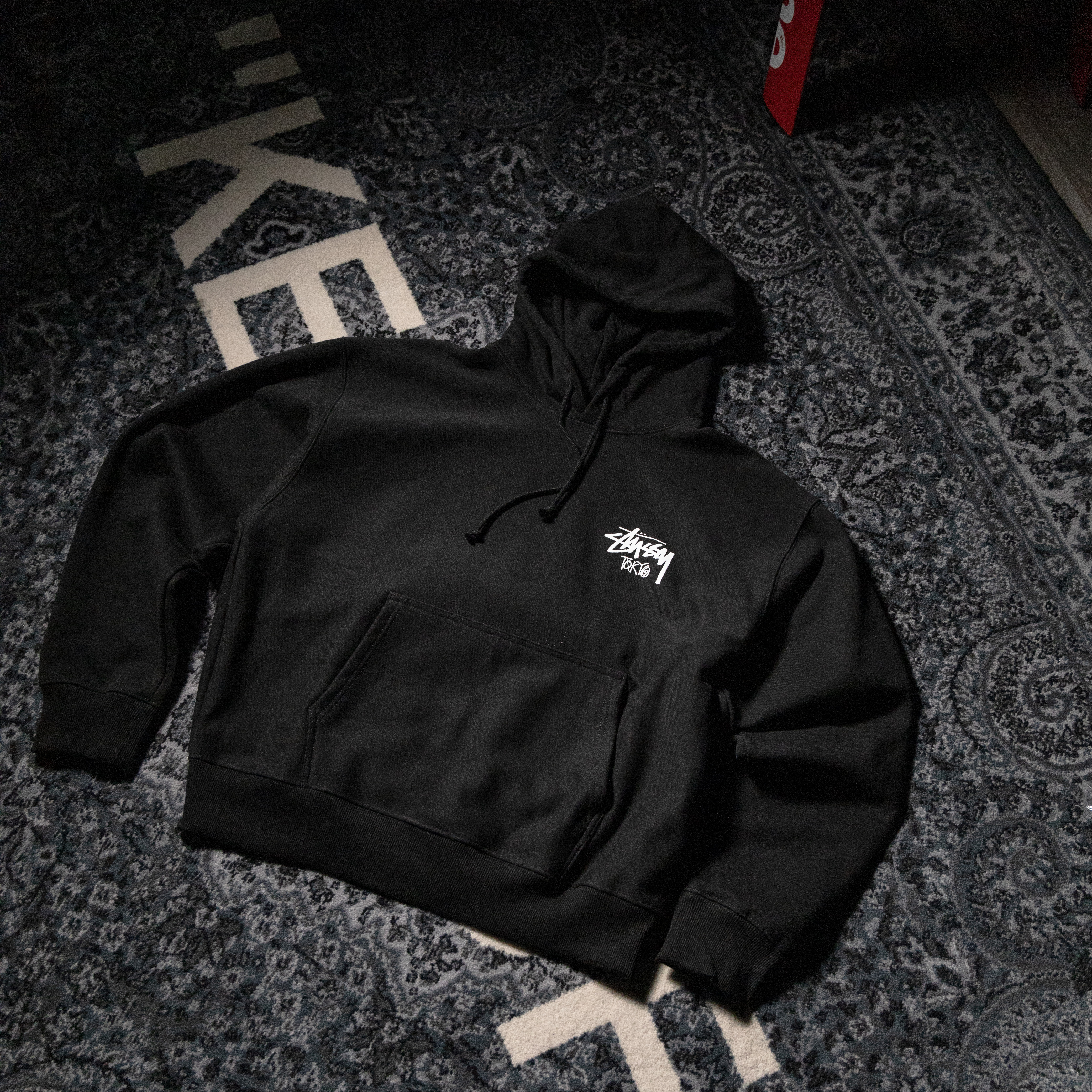 -(B017)-STUSSY TOKYO HOODED SWEATSHIRT FW25 草寫 LOGO 東京限定 帽Ｔ 黑色/灰色-25F3923987