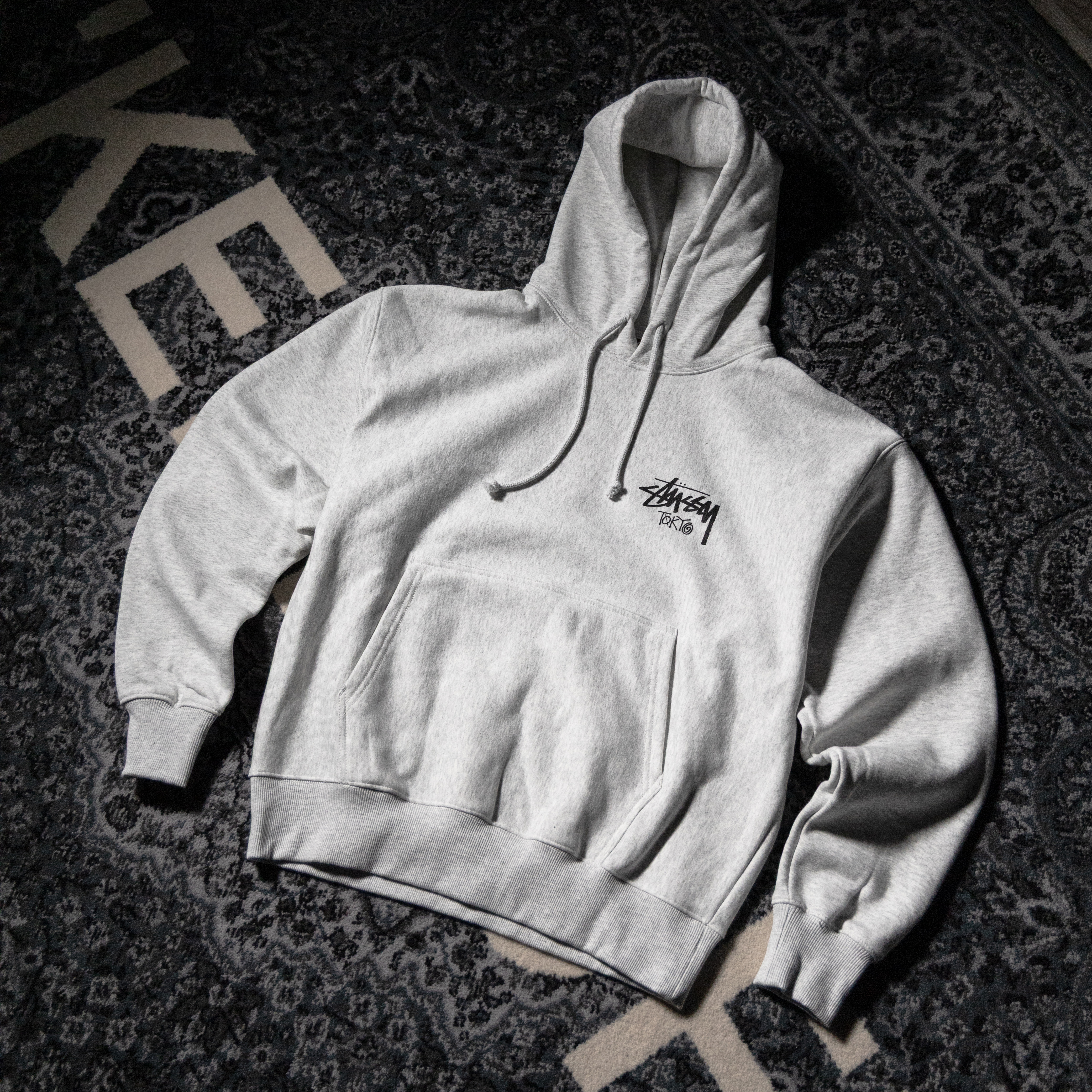 -(B017)-STUSSY TOKYO HOODED SWEATSHIRT FW25 草寫 LOGO 東京限定 帽Ｔ 黑色/灰色-25F3923987