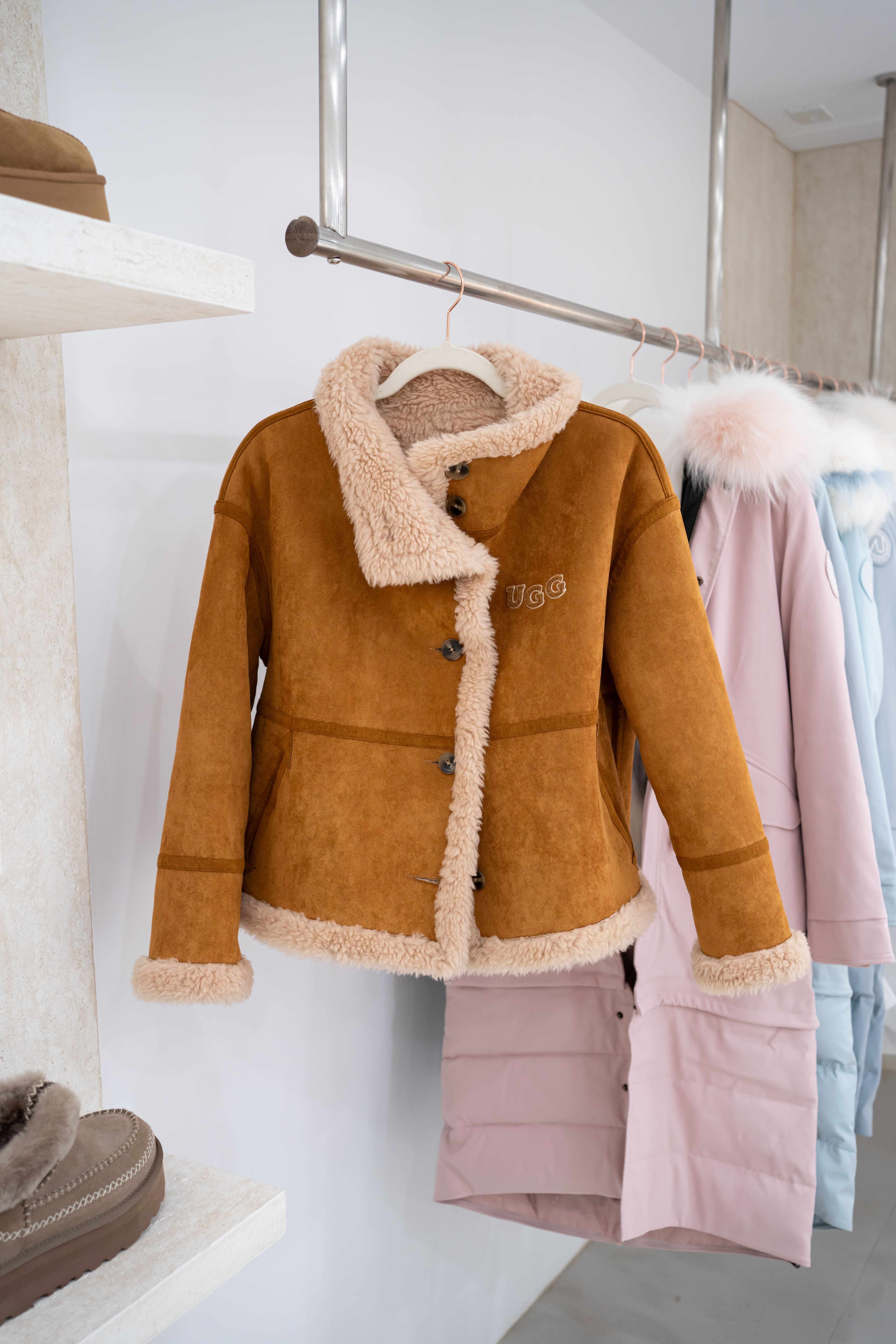 【兩色入】UGG Ozlana Logo Fur-Trimmed Reversible Shearling coat