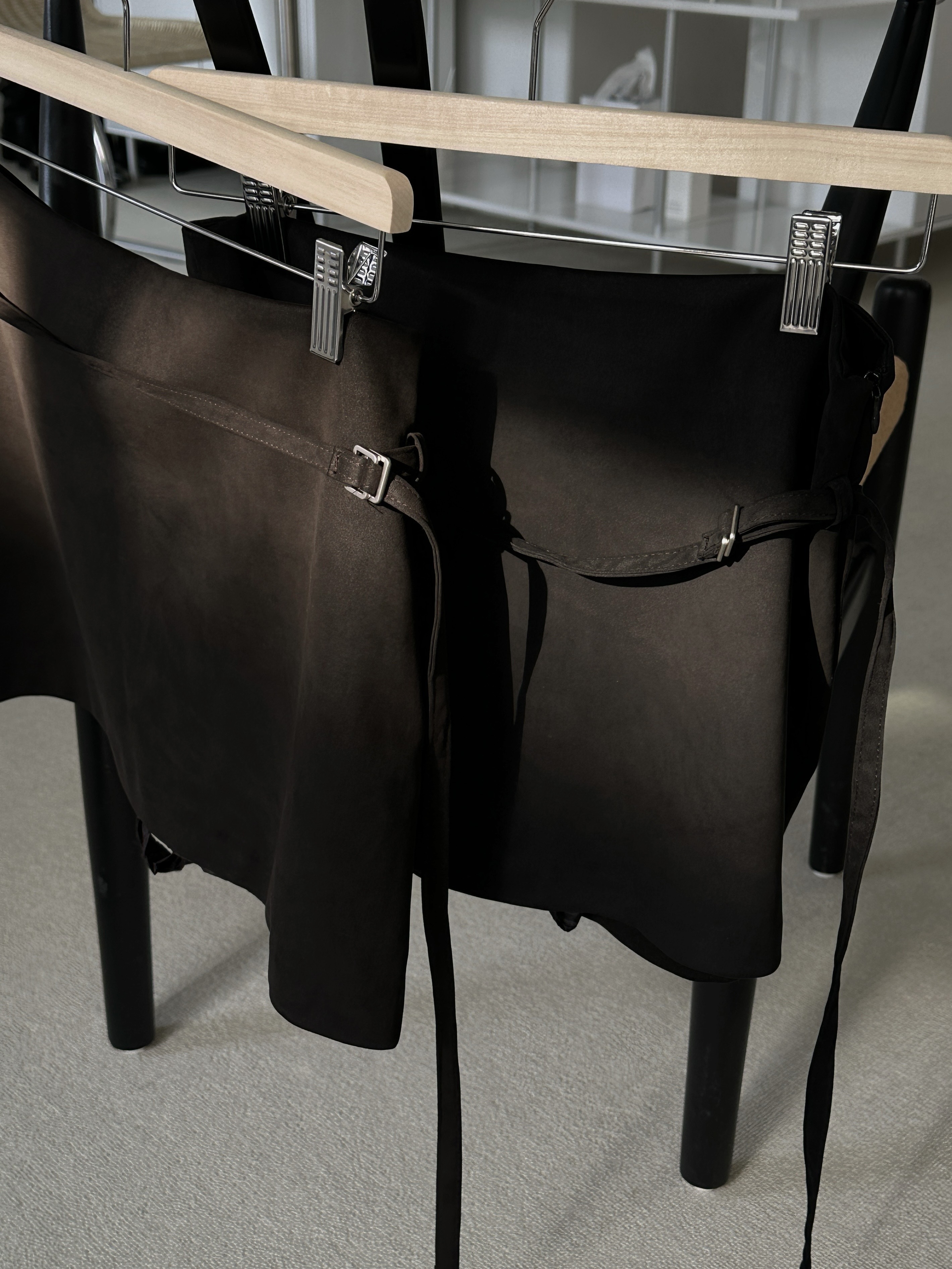 【現貨】M21 Gallery 送腰帶 高質感皮絨短裙 (霧黑)