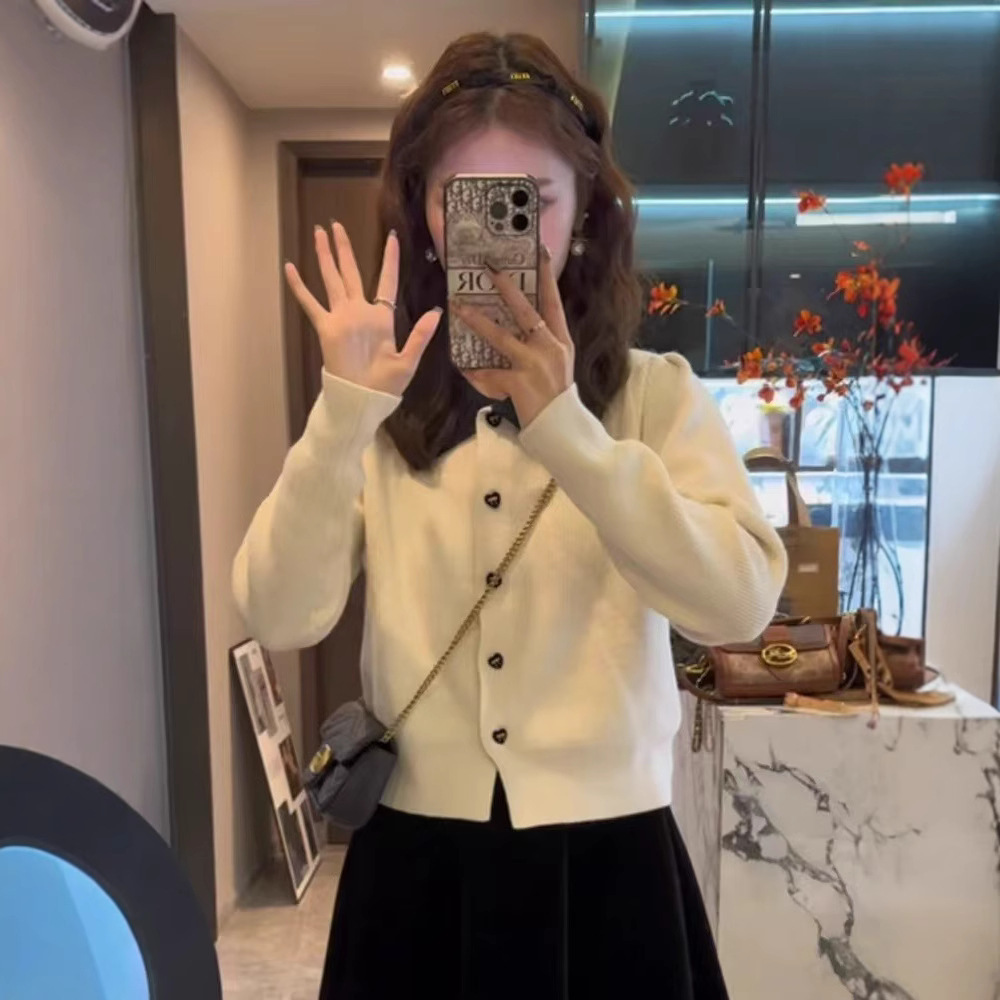 ᴷᴼᴿᴱᴬ 🇰🇷小香風溫柔奶白感圓領黑釦針織外套