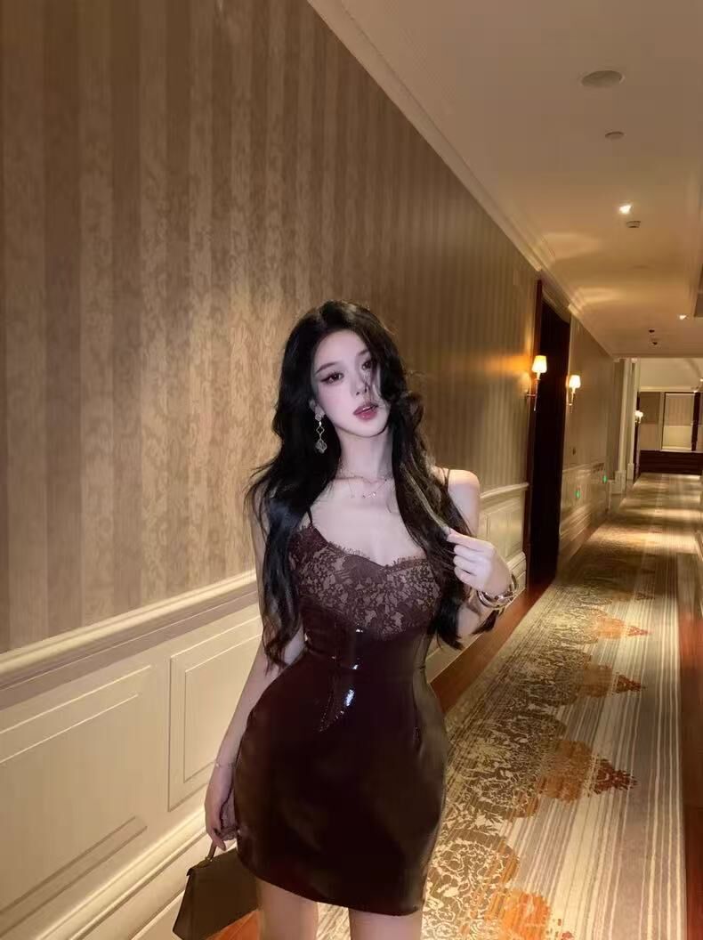 酒紅皮革拼接蕾絲 性感洋裝