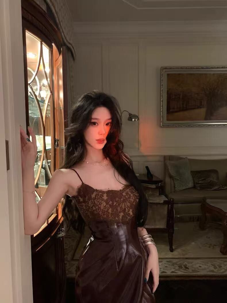 酒紅皮革拼接蕾絲 性感洋裝