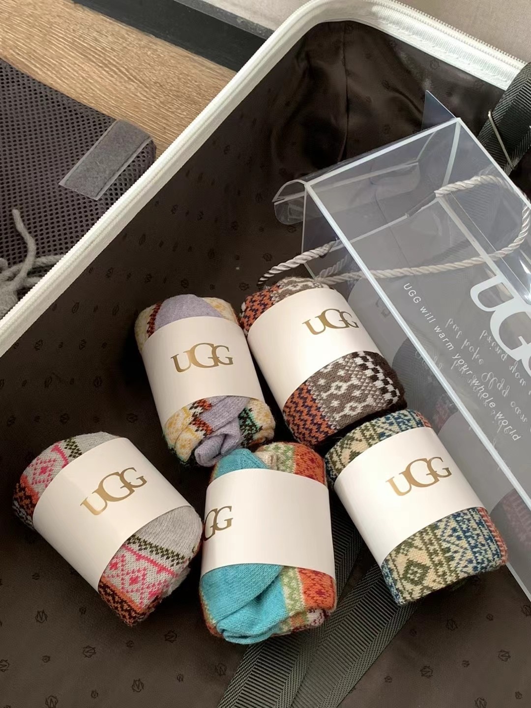 UGG 圖騰羊毛襪透明盒裝（一組五雙, 顏色隨機）