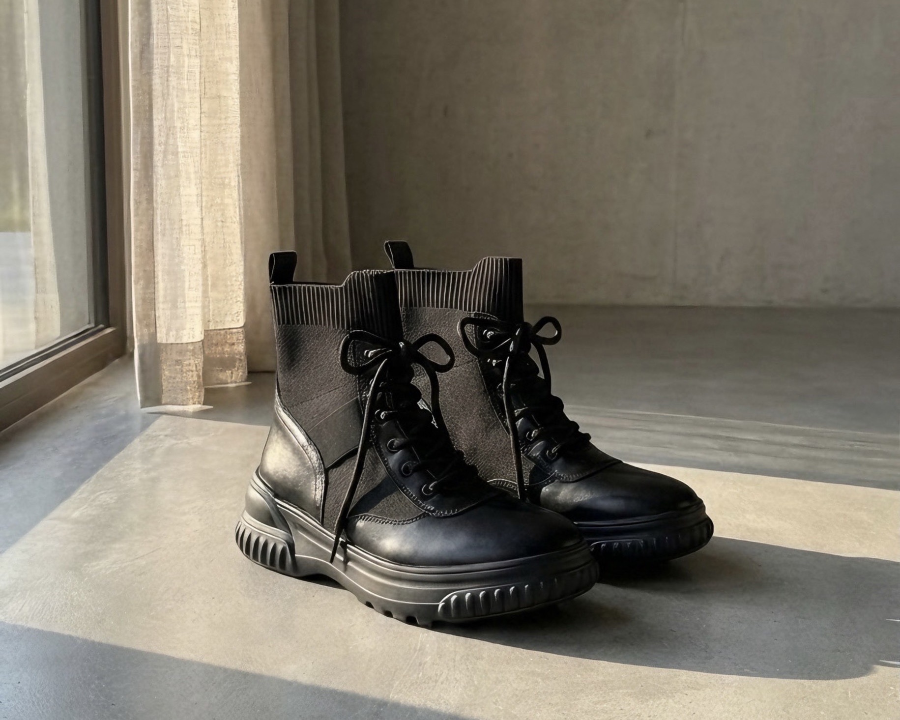 Sanly Joy 克洛伊真皮短靴開箱質感照，展現頂級真皮光澤與精緻做工，這款針對寬腳板設計的顯瘦厚底短靴，是網路上熱搜的好穿靴子推薦首選，讓秋冬穿搭更加分。