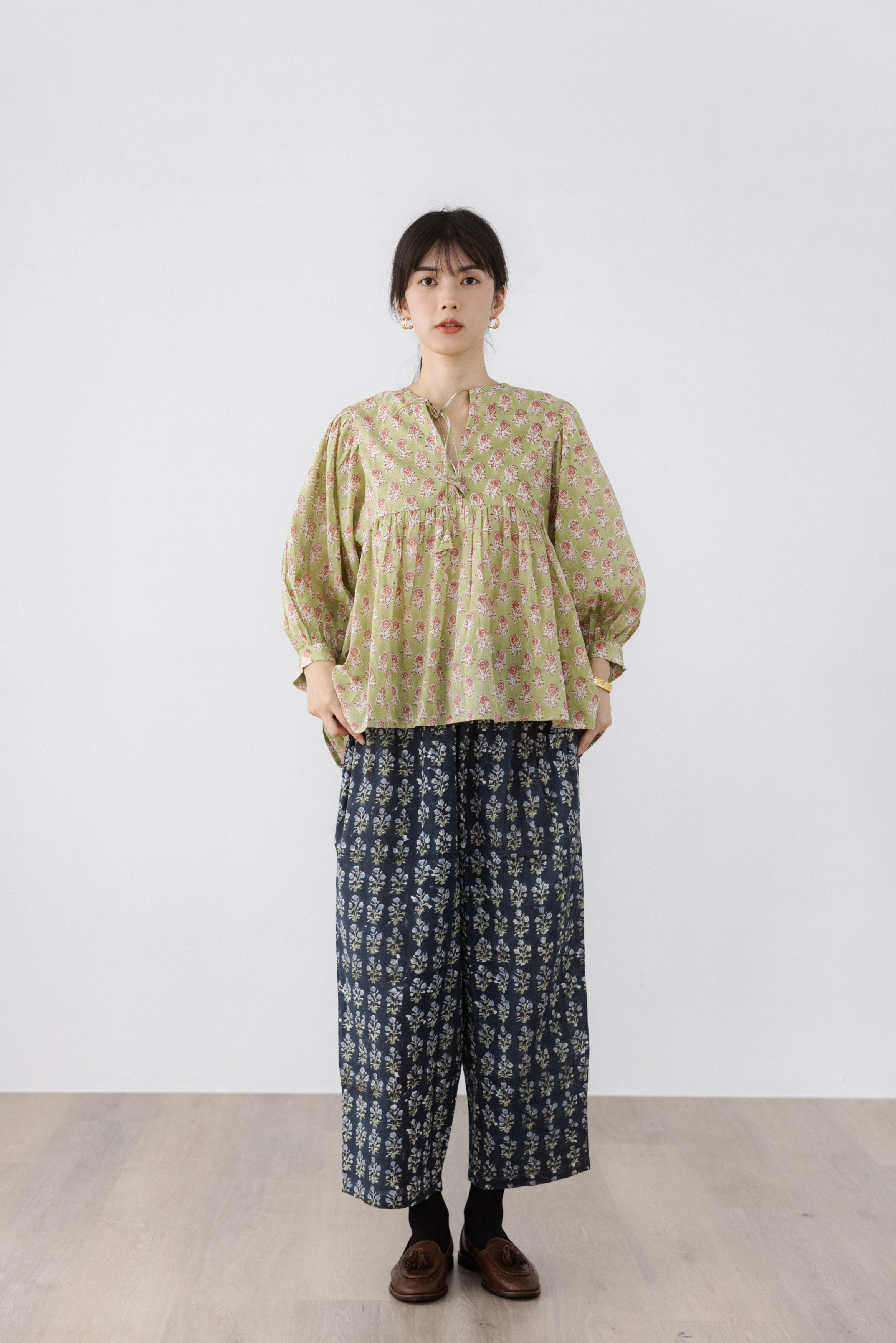 木刻印錐形寬褲-深藍小花