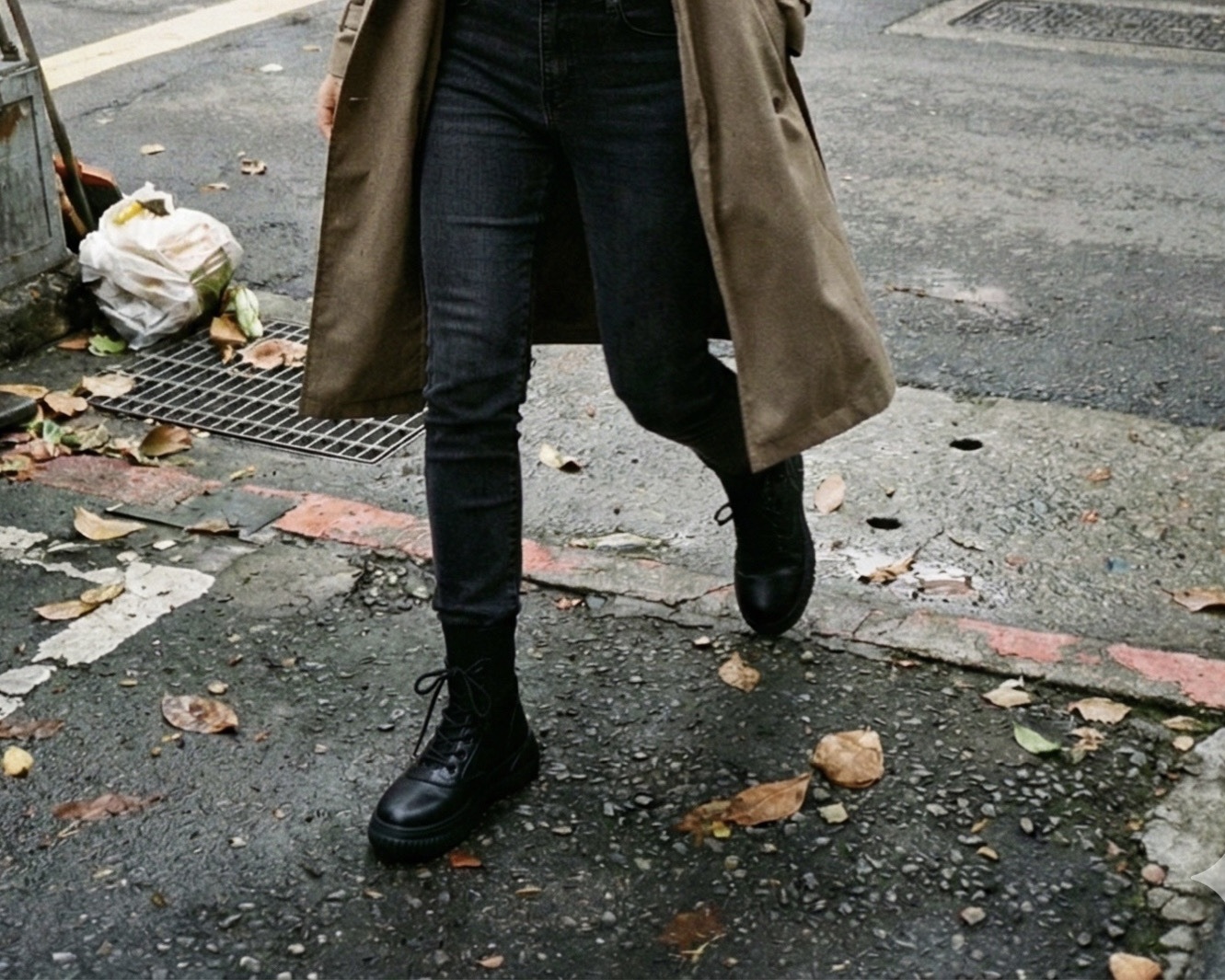 Sanly Joy 克洛伊真皮短靴細節特寫，展示適合寬腳板的舒適楦頭與 3cm 顯高厚底設計，專為台灣女性打造的顯瘦短靴，解決穿靴子腳痛與比例不好的困擾，兼具時尚與舒適度。