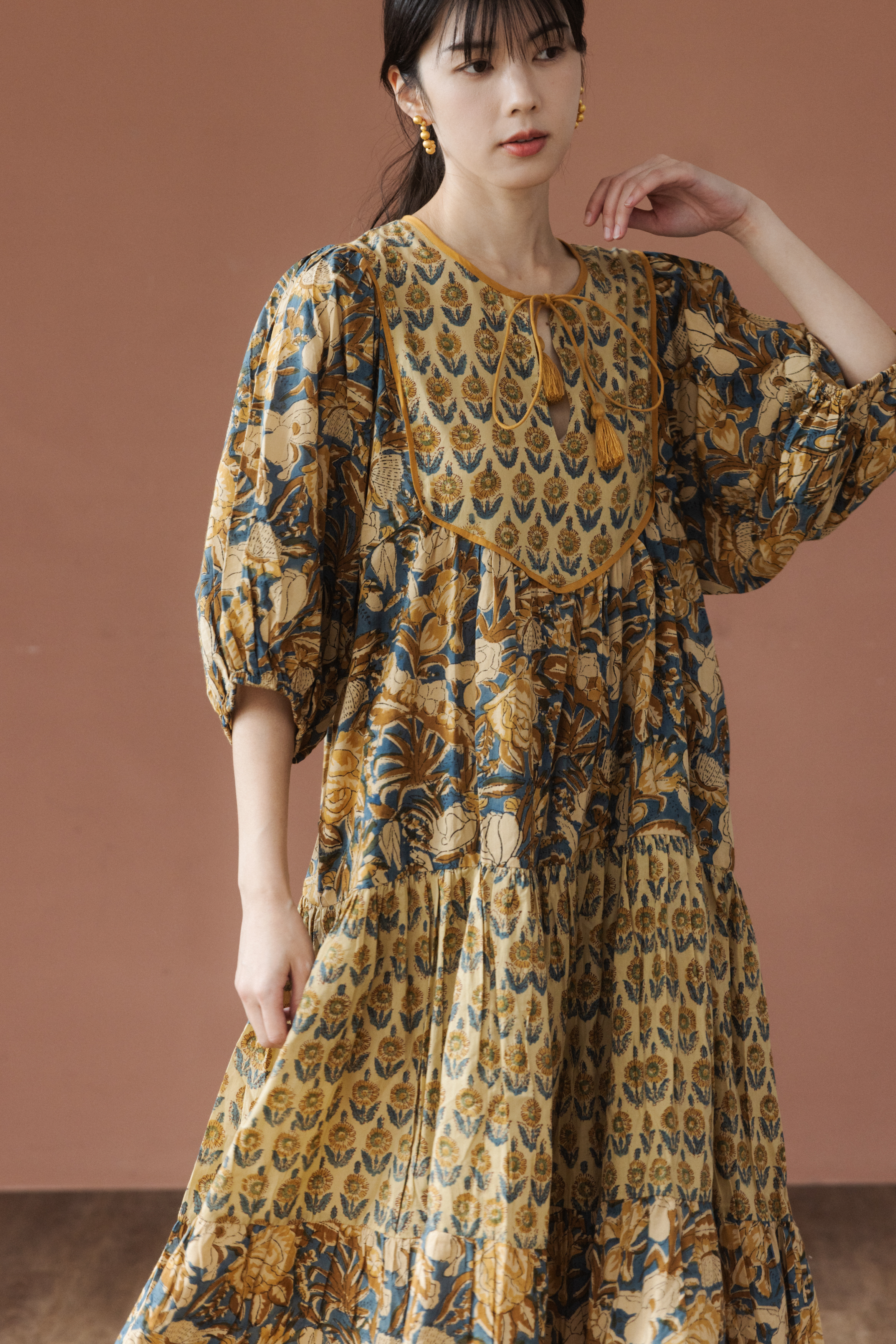 圓領花瓣袖洋裝_古典拼花