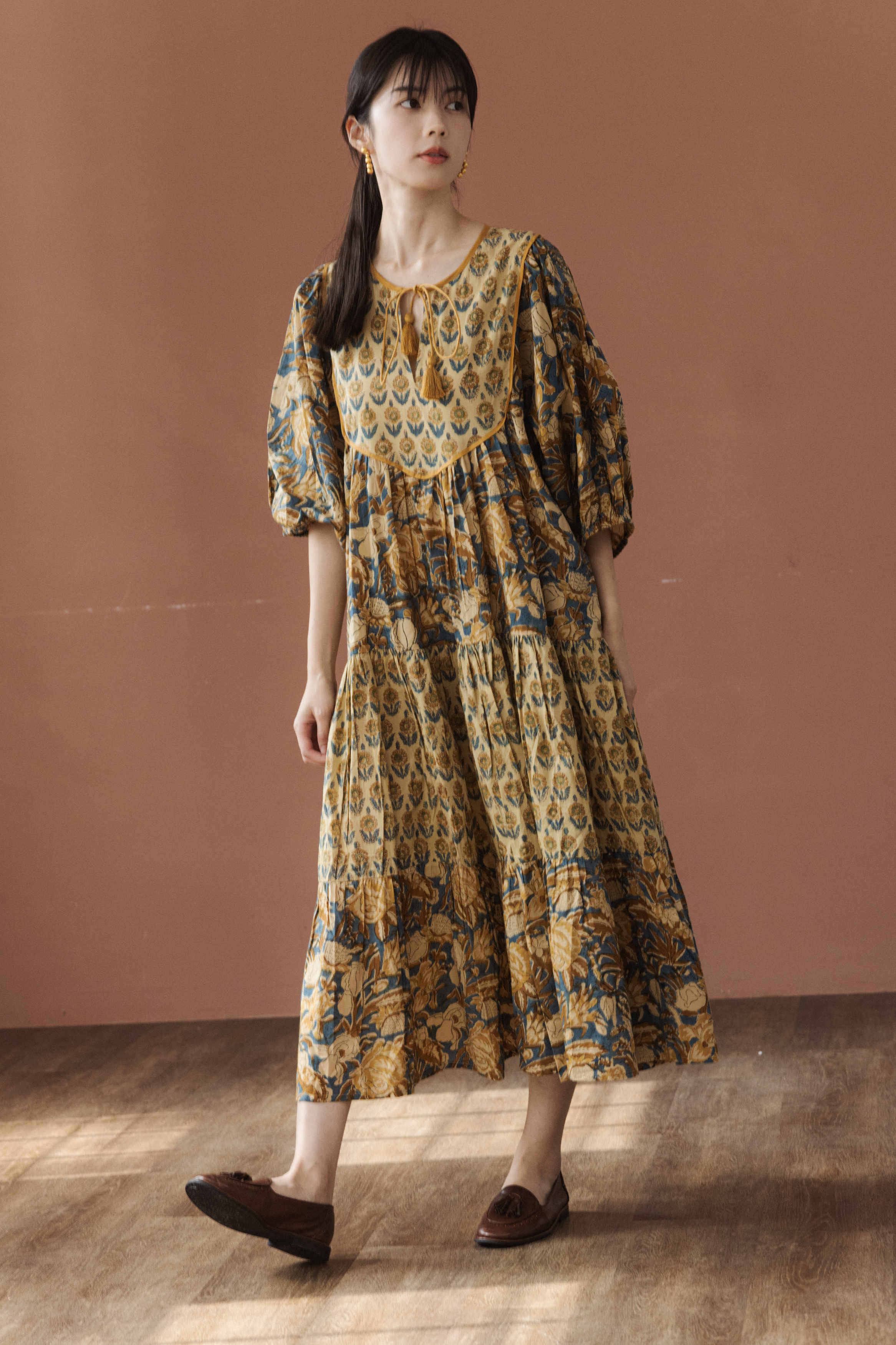 圓領花瓣袖洋裝_古典拼花