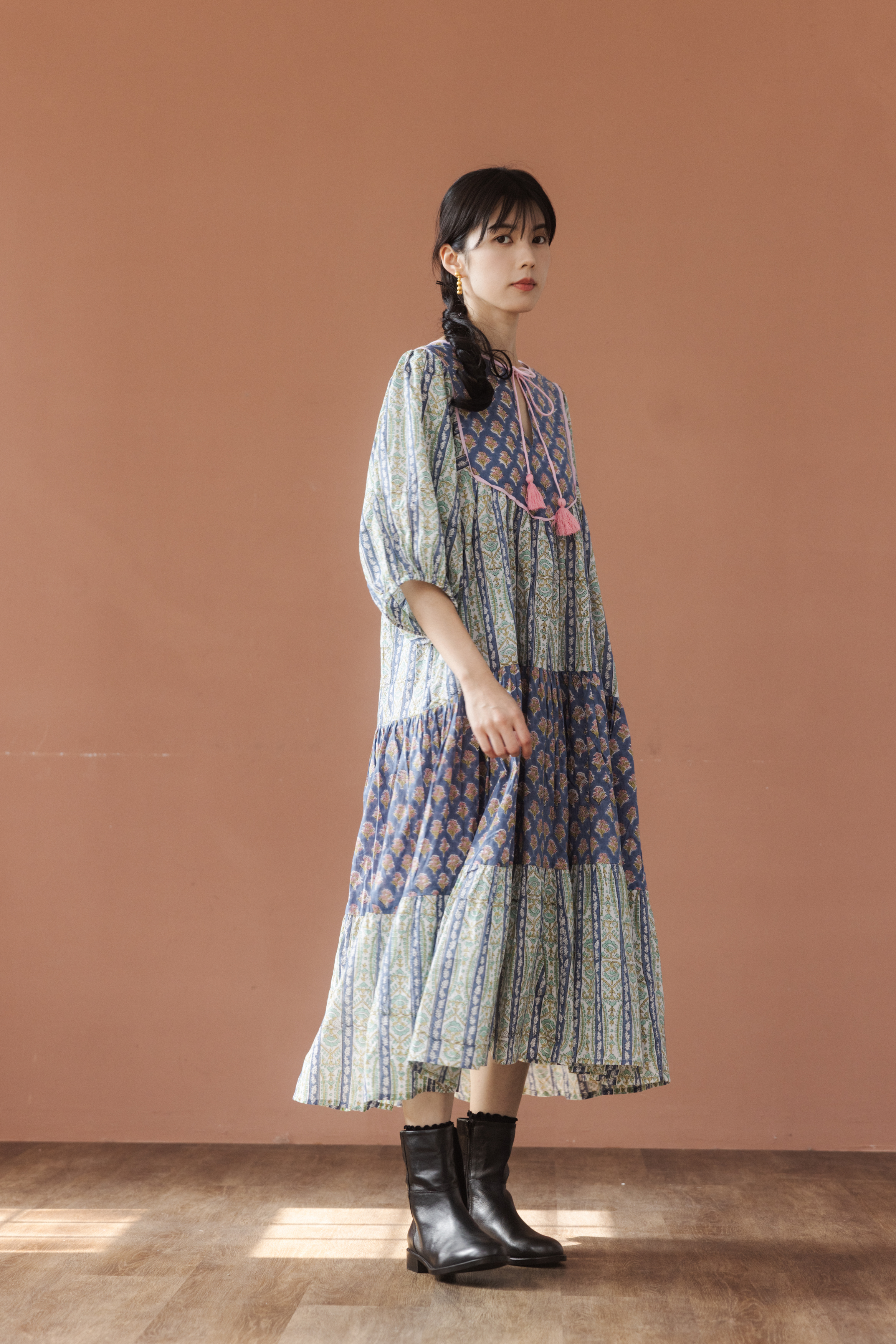 圓領花瓣袖洋裝_藍花粉邊