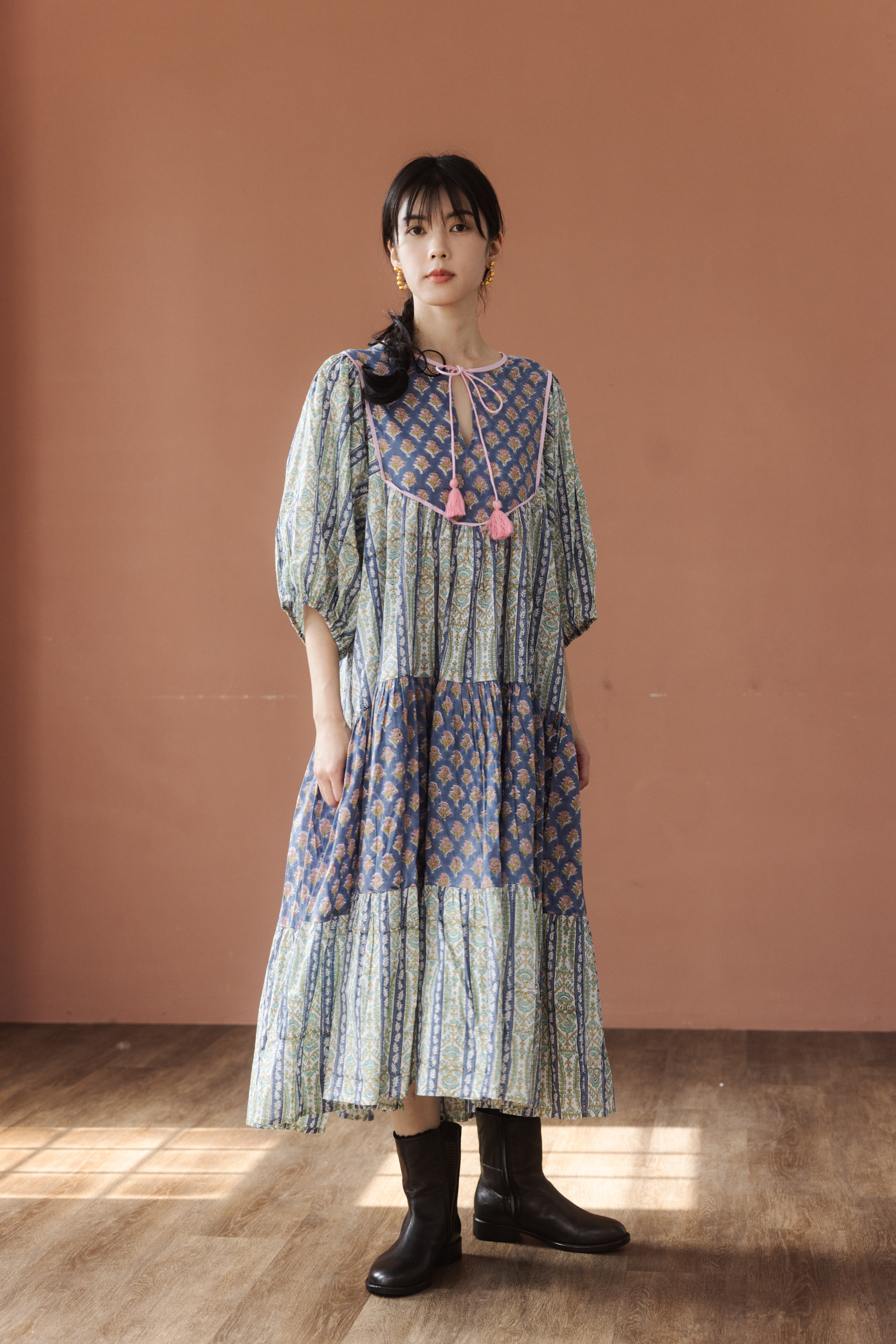 圓領花瓣袖洋裝_藍花粉邊