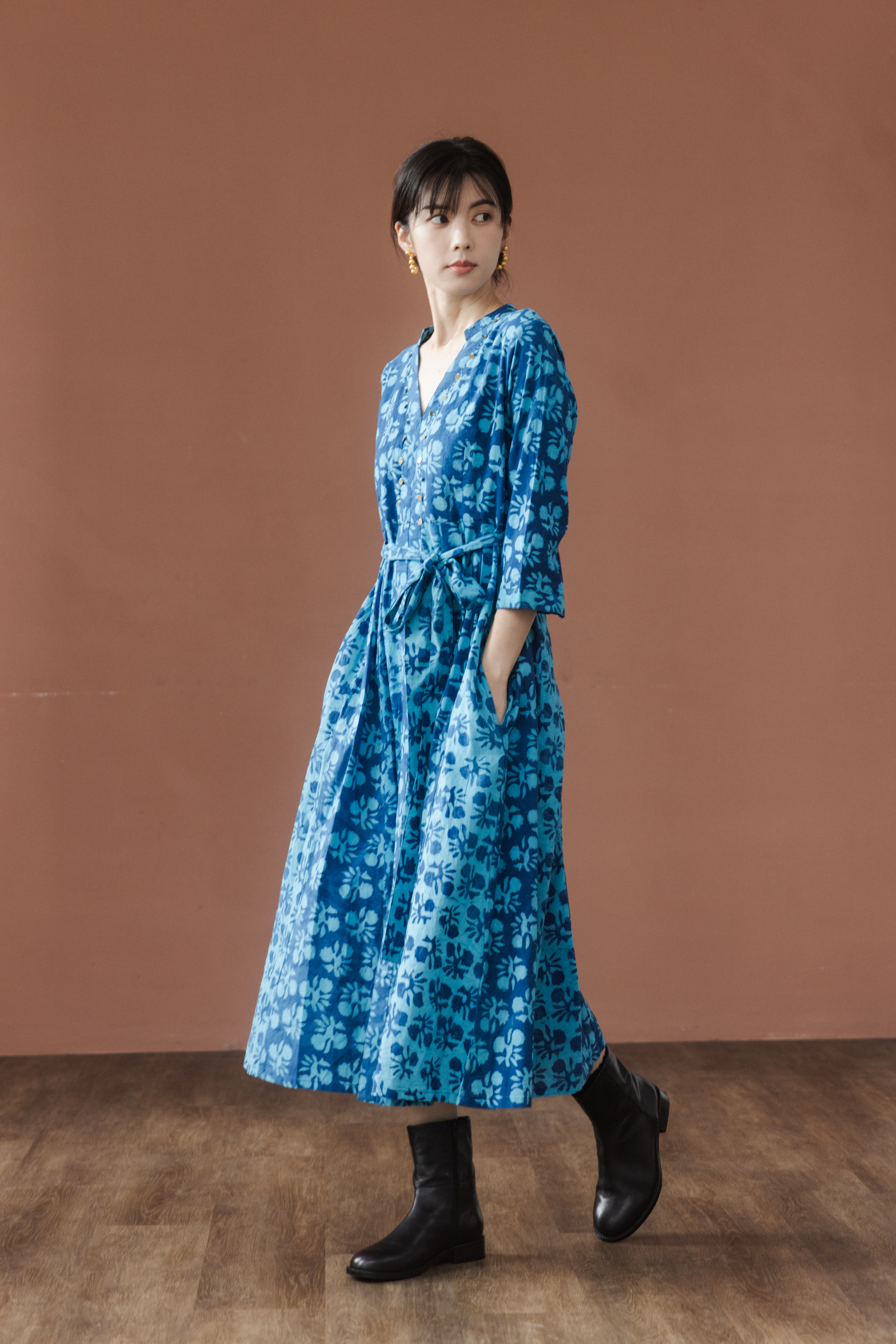 V領七分袖腰帶防染藍花洋裝