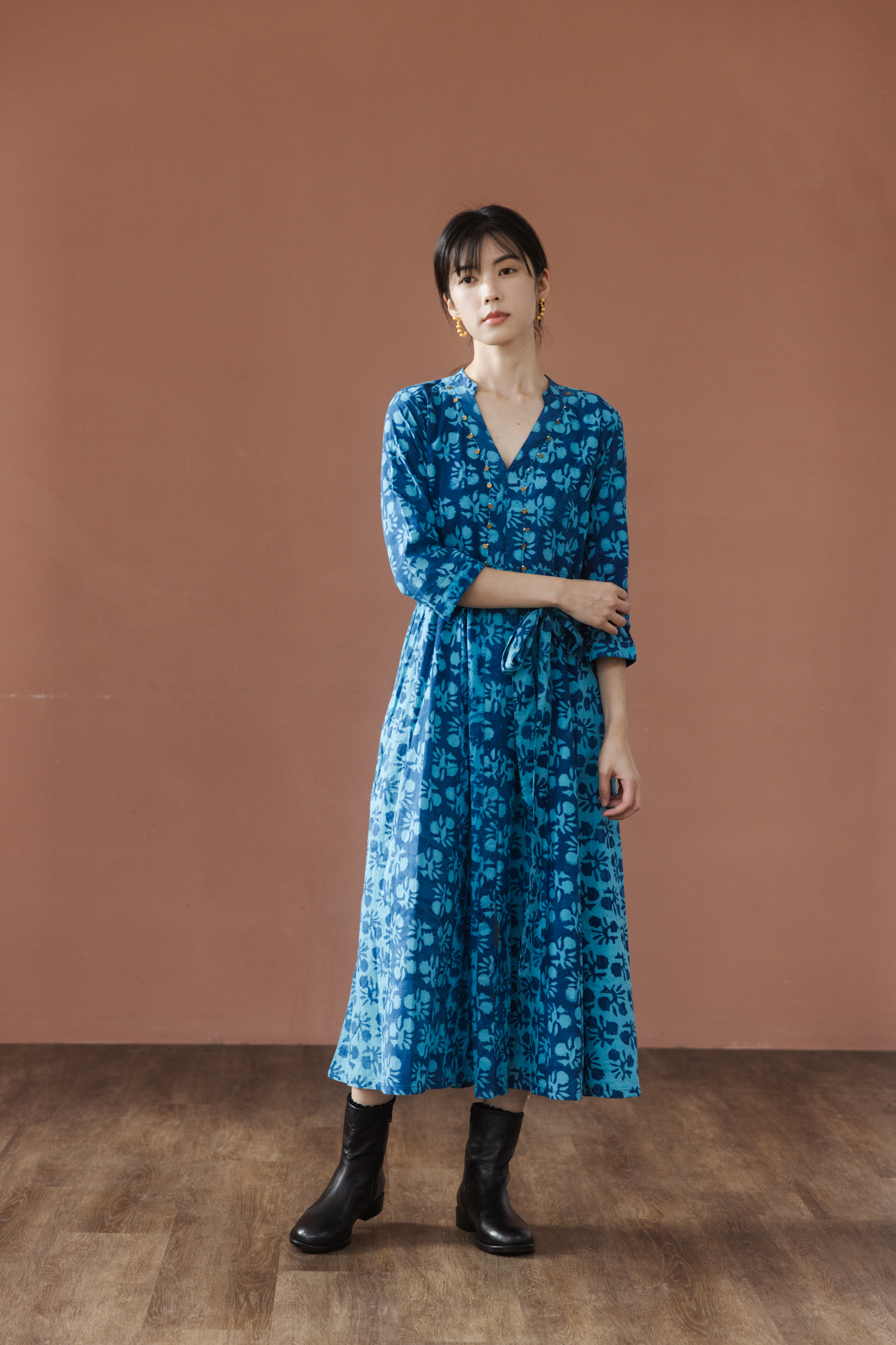 V領七分袖腰帶防染藍花洋裝
