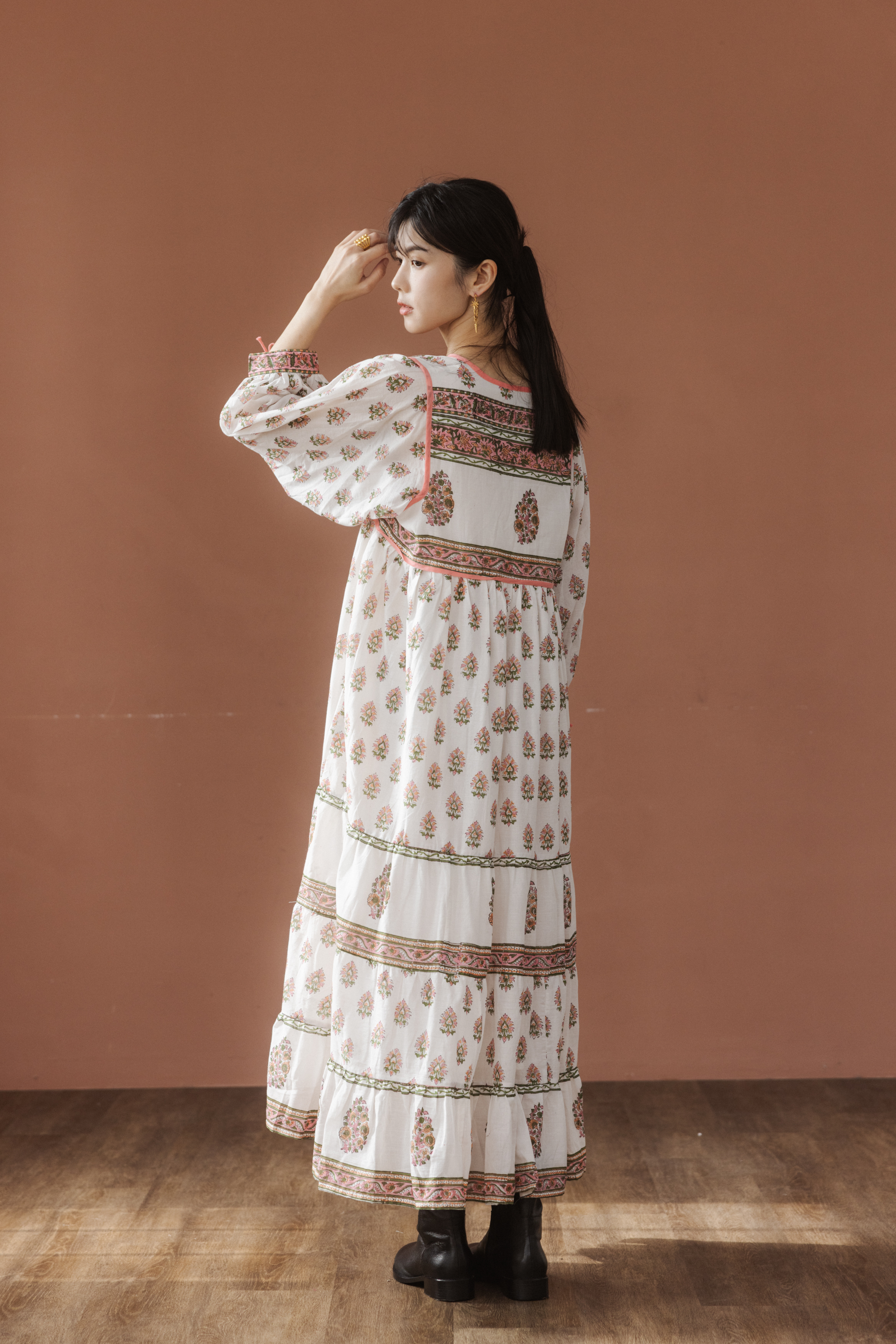 木刻印澎袖長圖騰洋_粉邊