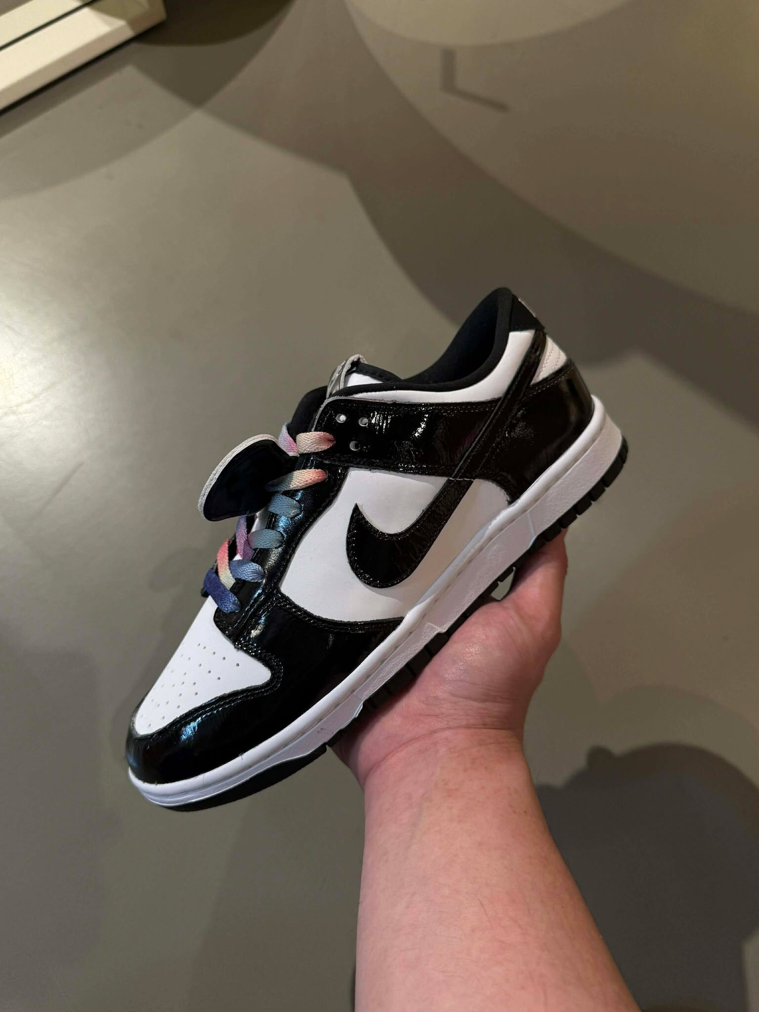 NIKE DUNK LOW RETRO SE 黑白 漆皮 熊貓 吊飾 漸層鞋帶 低筒 休閒鞋【HQ1965-100】