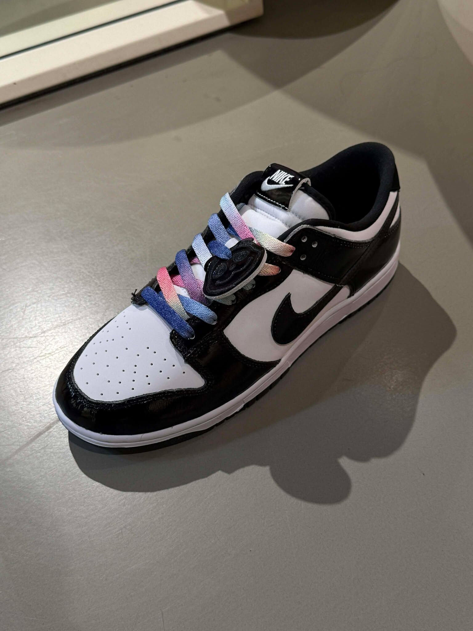 NIKE DUNK LOW RETRO SE 黑白 漆皮 熊貓 吊飾 漸層鞋帶 低筒 休閒鞋【HQ1965-100】