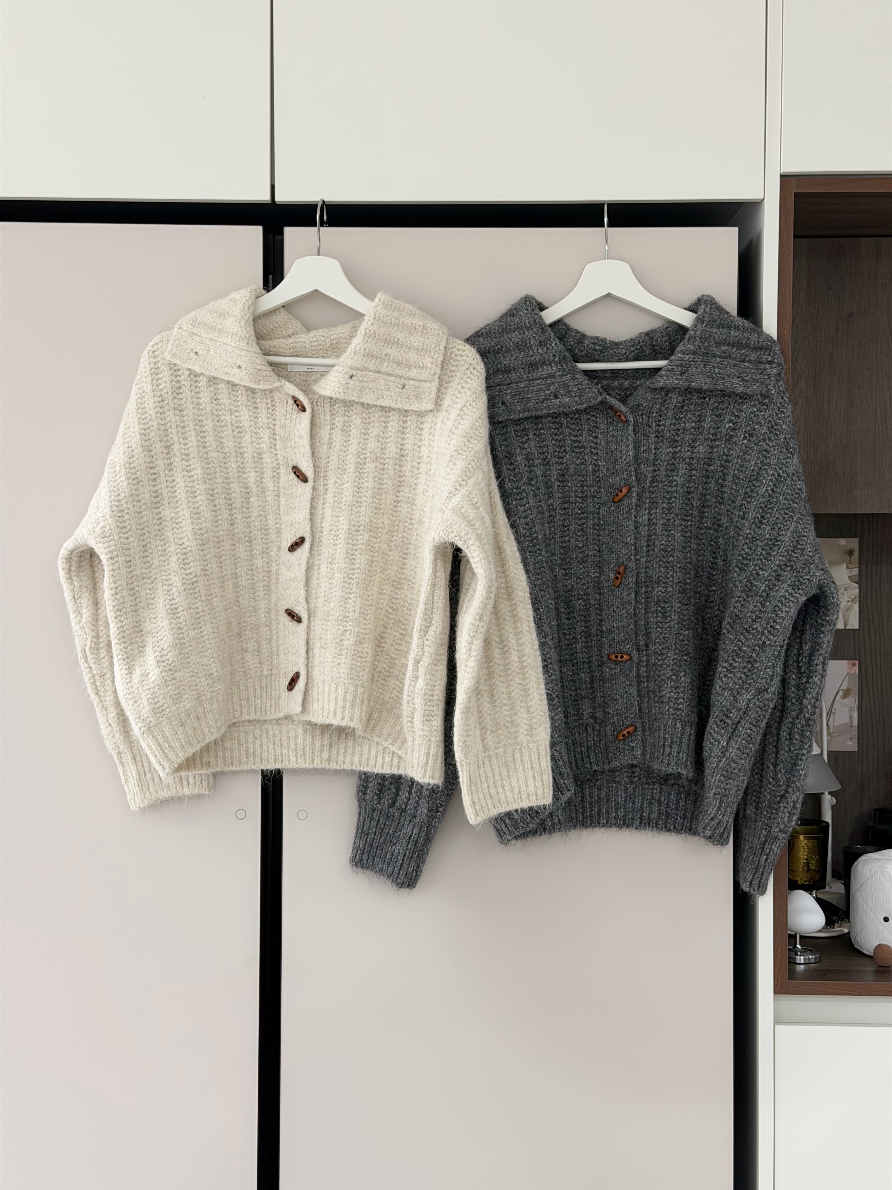 KR433 牛角鈕反領/樽領兩著冷衫-2色