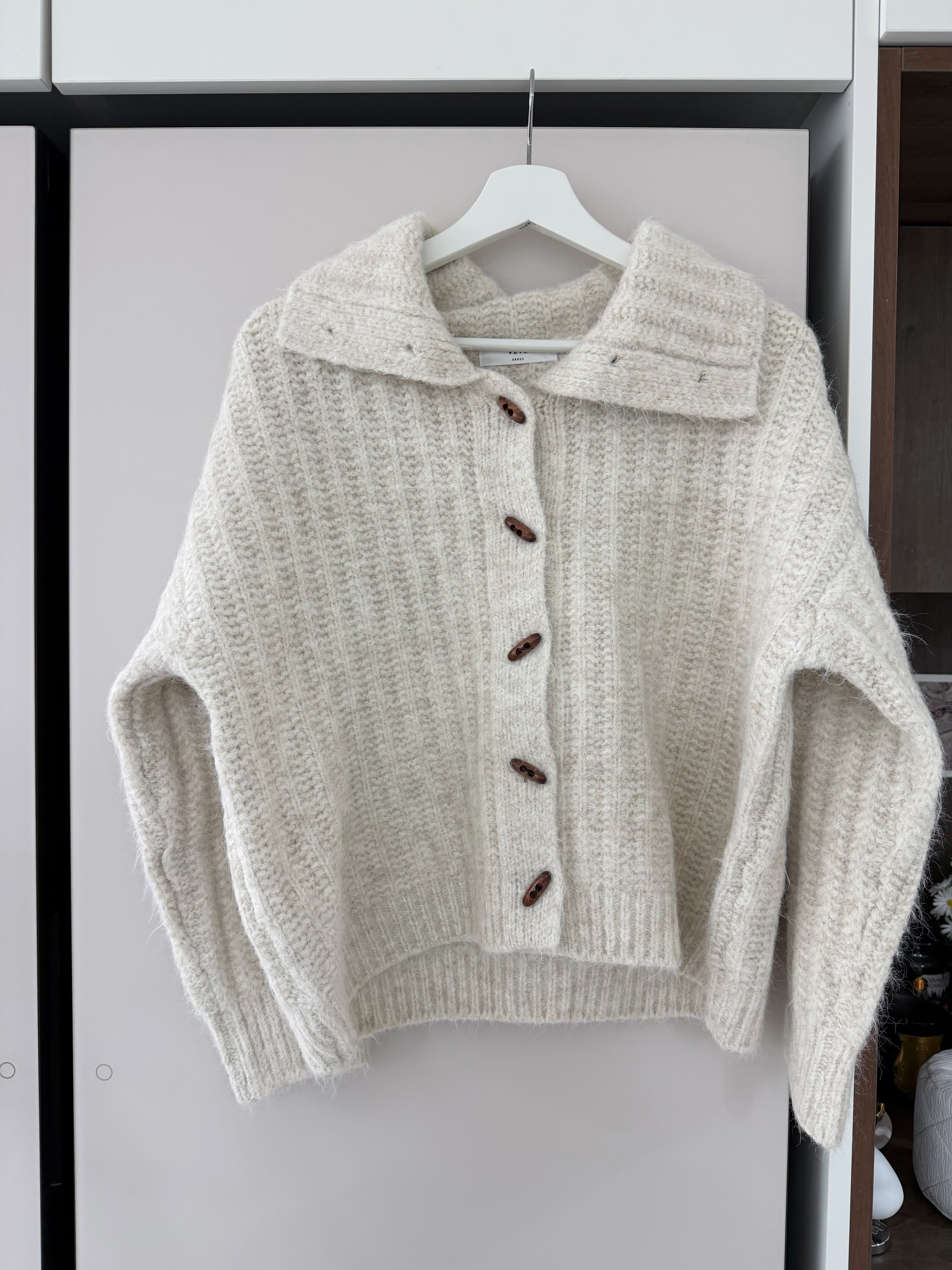 KR433 牛角鈕反領/樽領兩著冷衫-2色