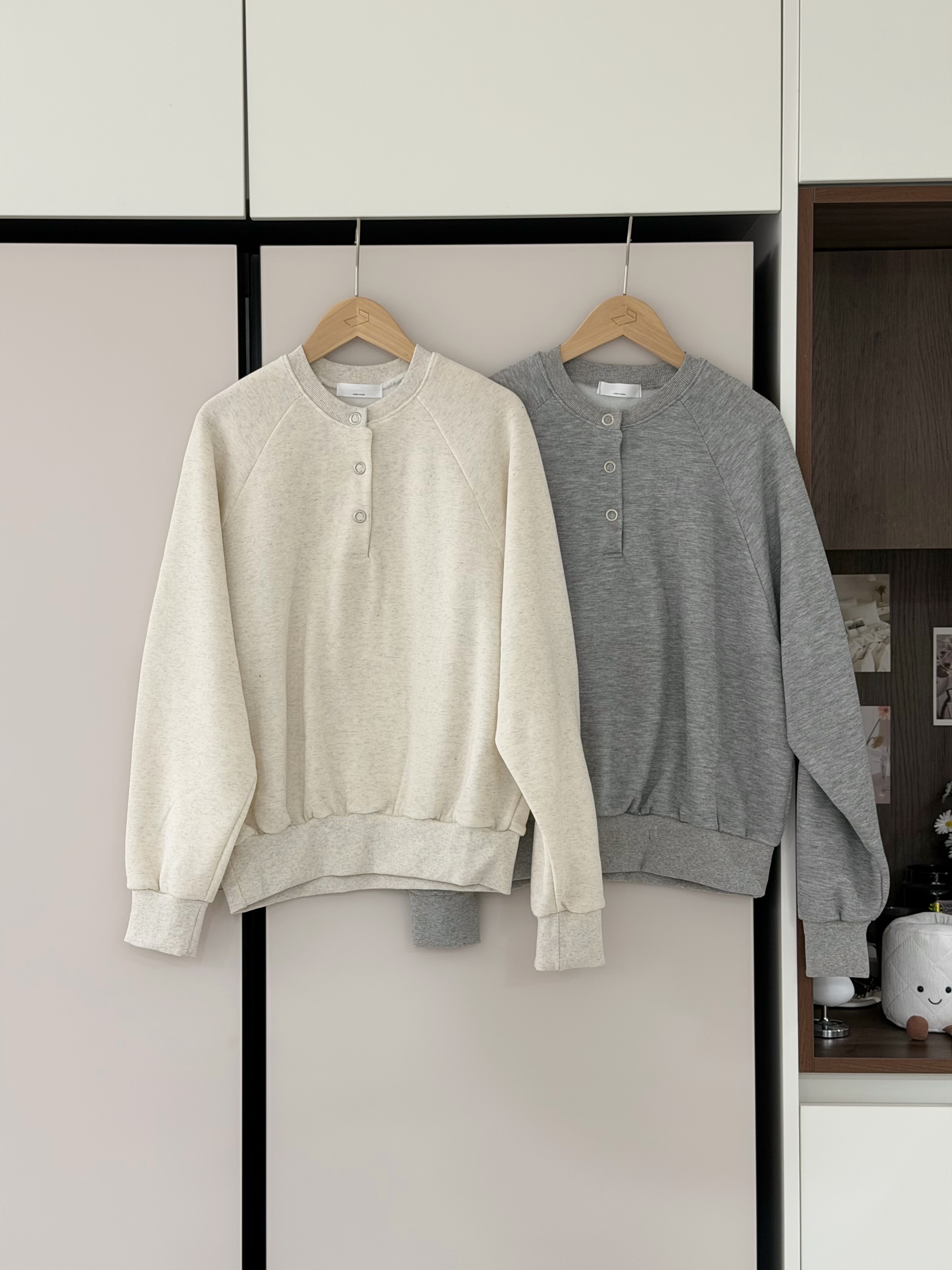 KR435 簡約休閒鈕扣圓領衛衣-2色