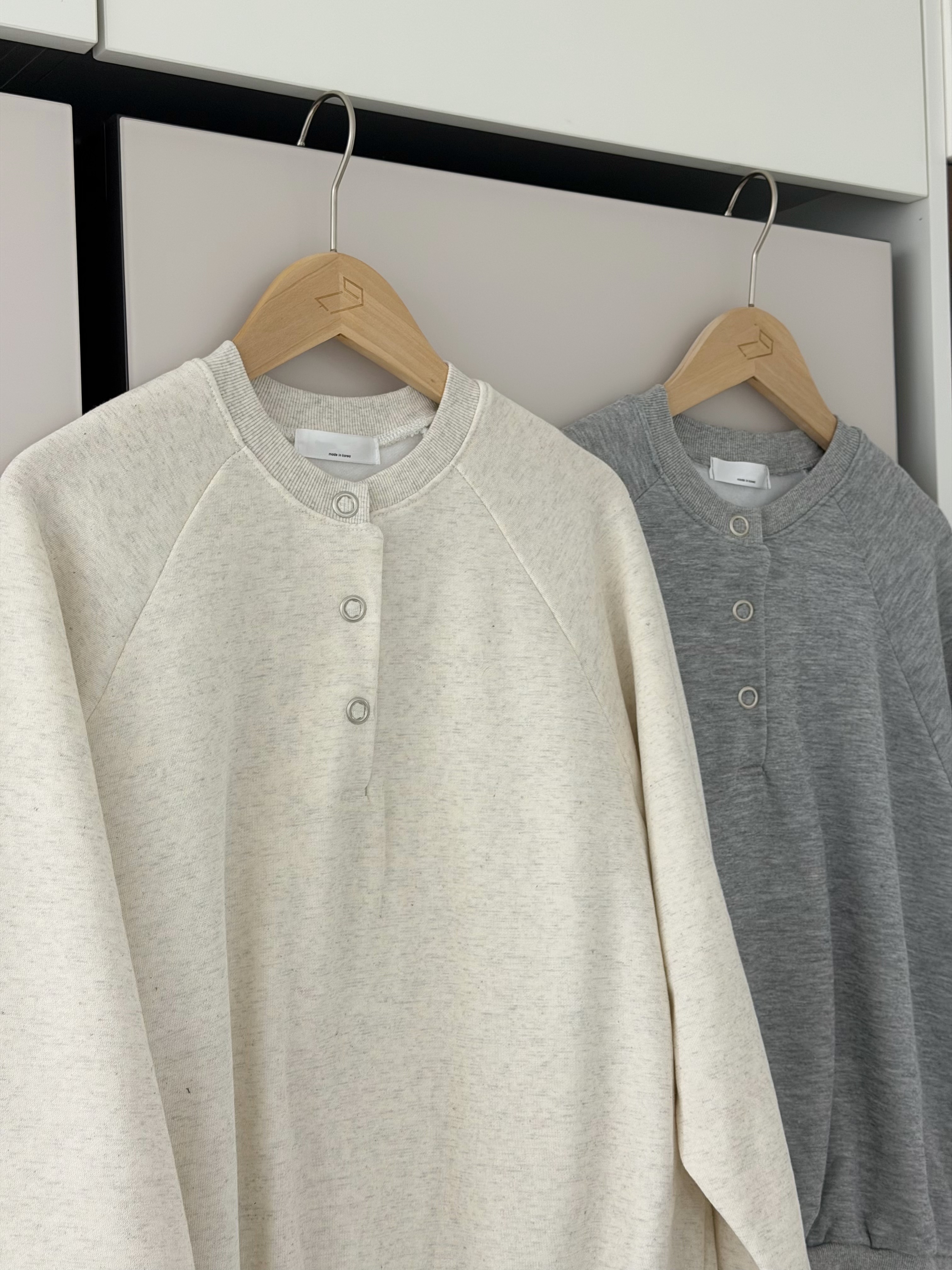 KR435 簡約休閒鈕扣圓領衛衣-2色