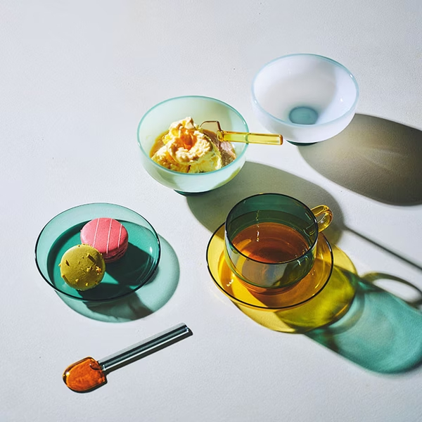 HEAT-PROOF 玻璃餐盤,做為點心盤,也可與「TWO TONE 雙色堆疊馬克杯」搭配