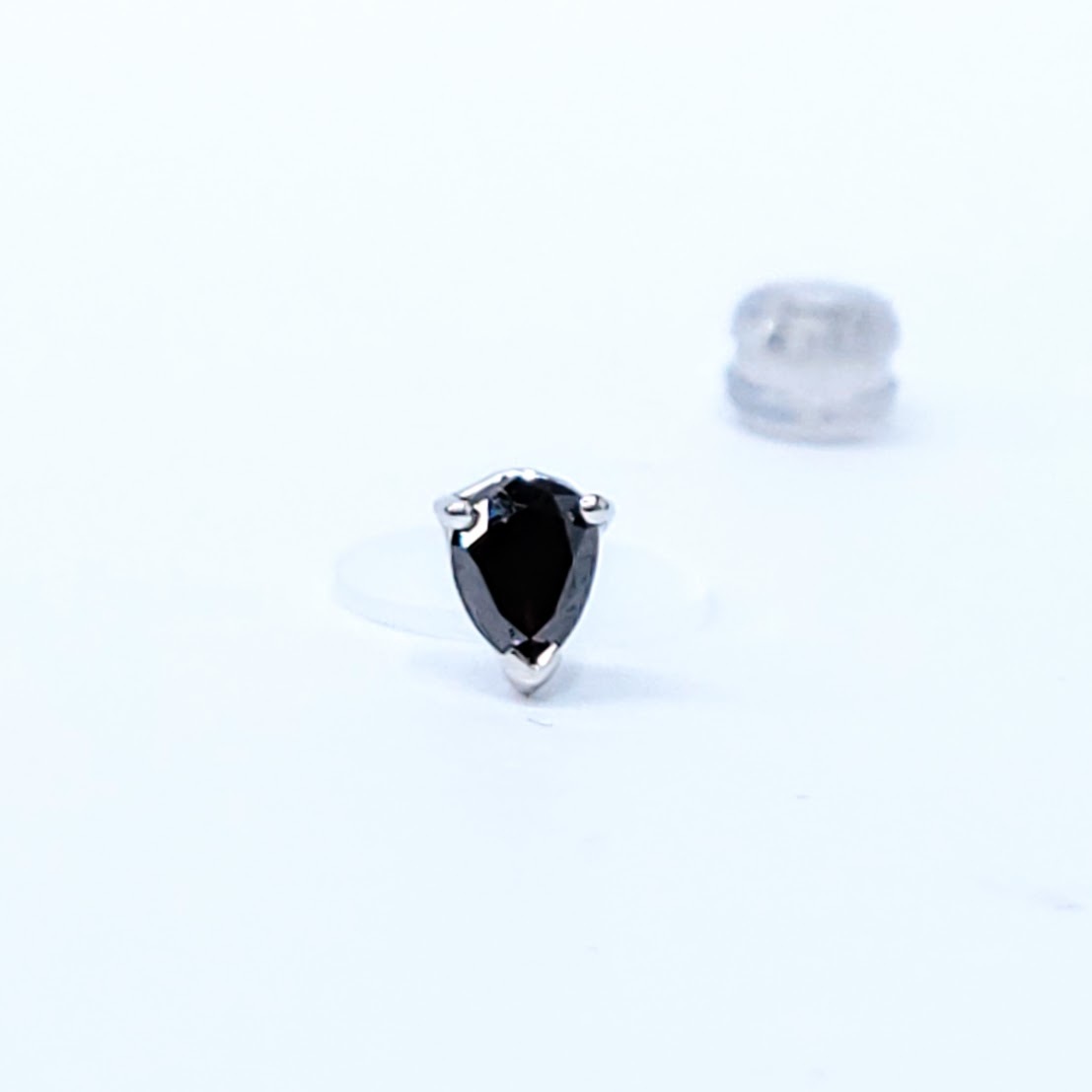 全新18K白金【主石35份梨形咖啡鑽】單耳環