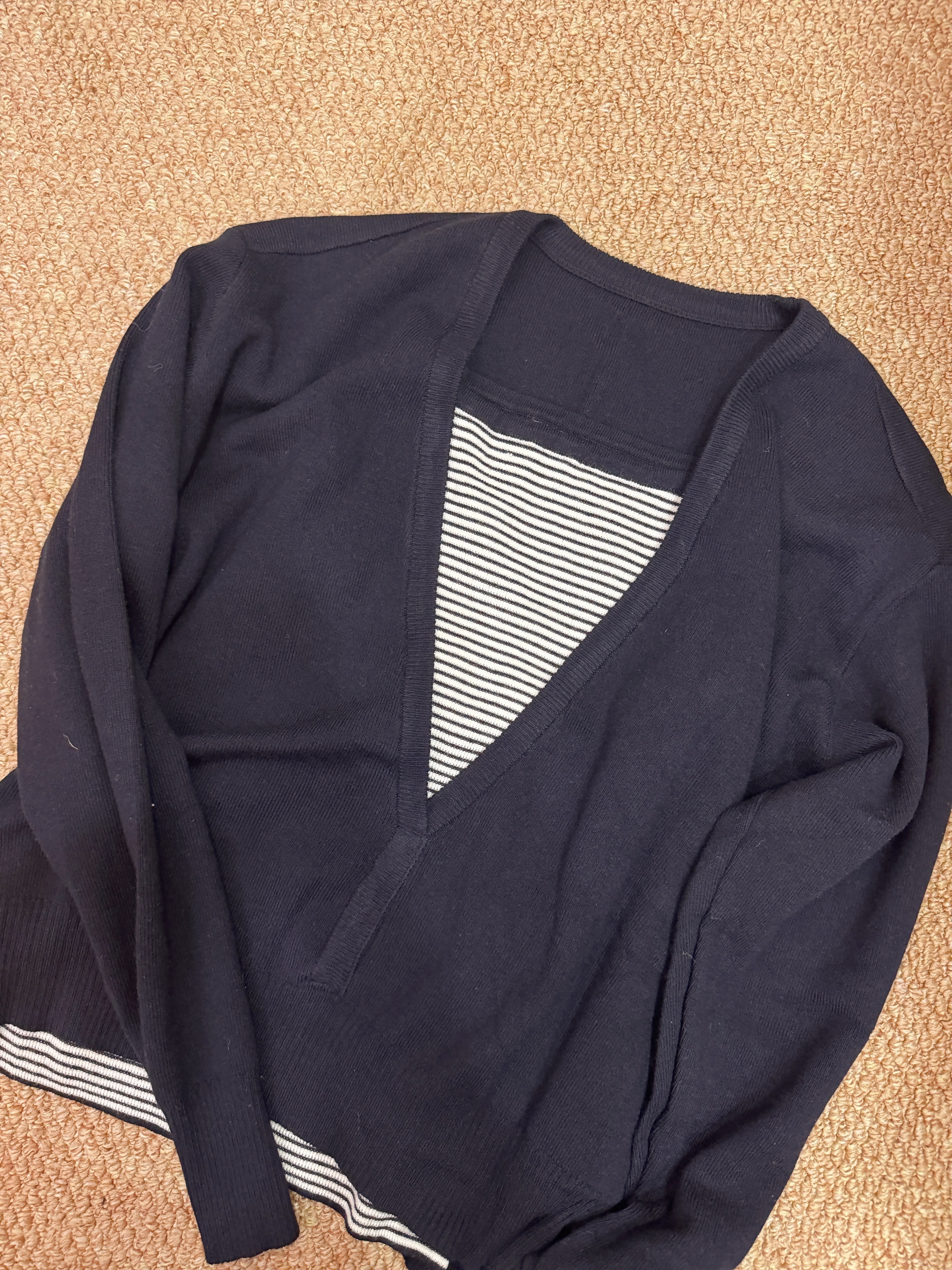 C85313柔軟羊毛細肩條紋兩件式上衣(附配件）