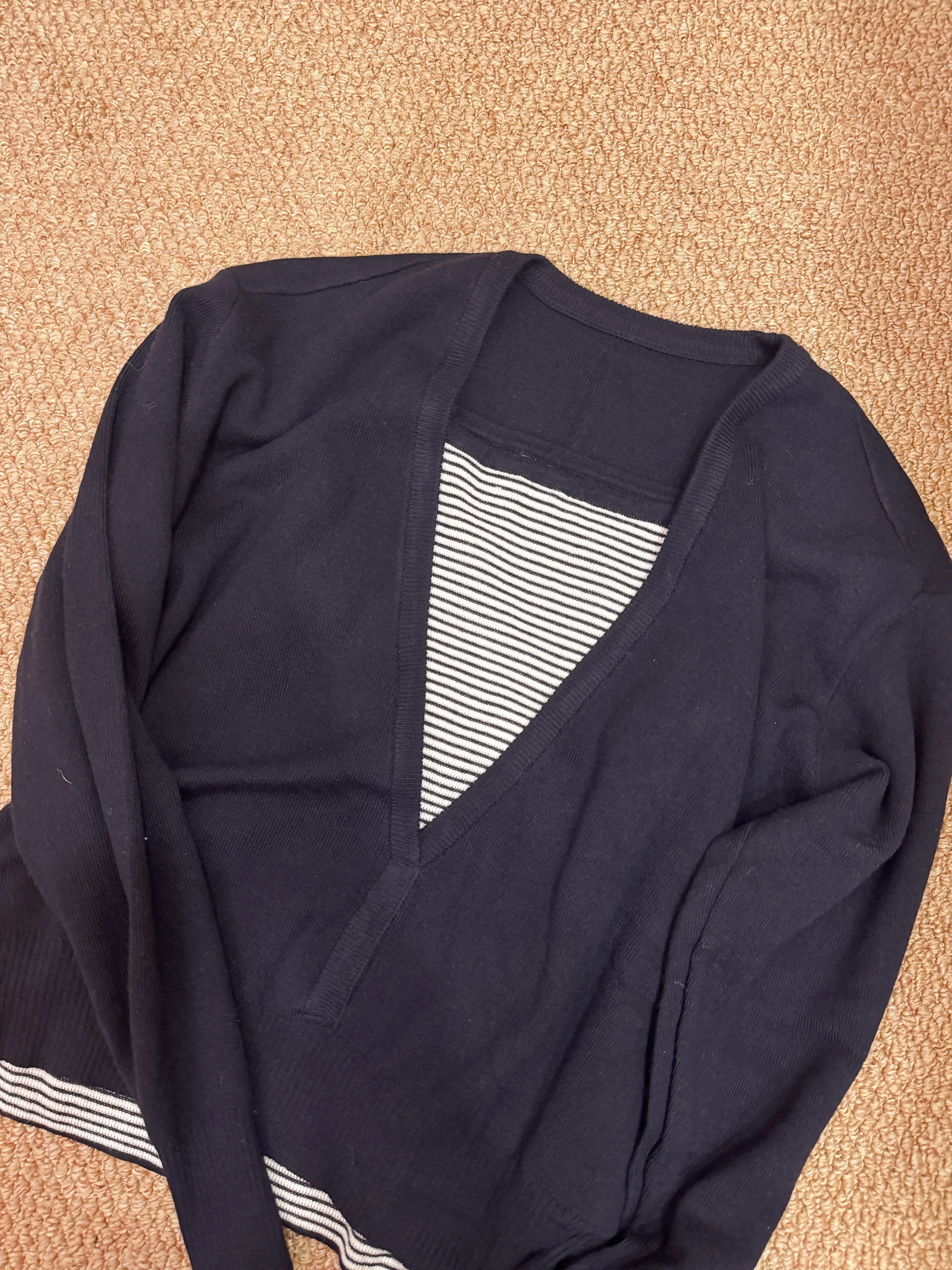 C85313柔軟羊毛細肩條紋兩件式上衣(附配件）