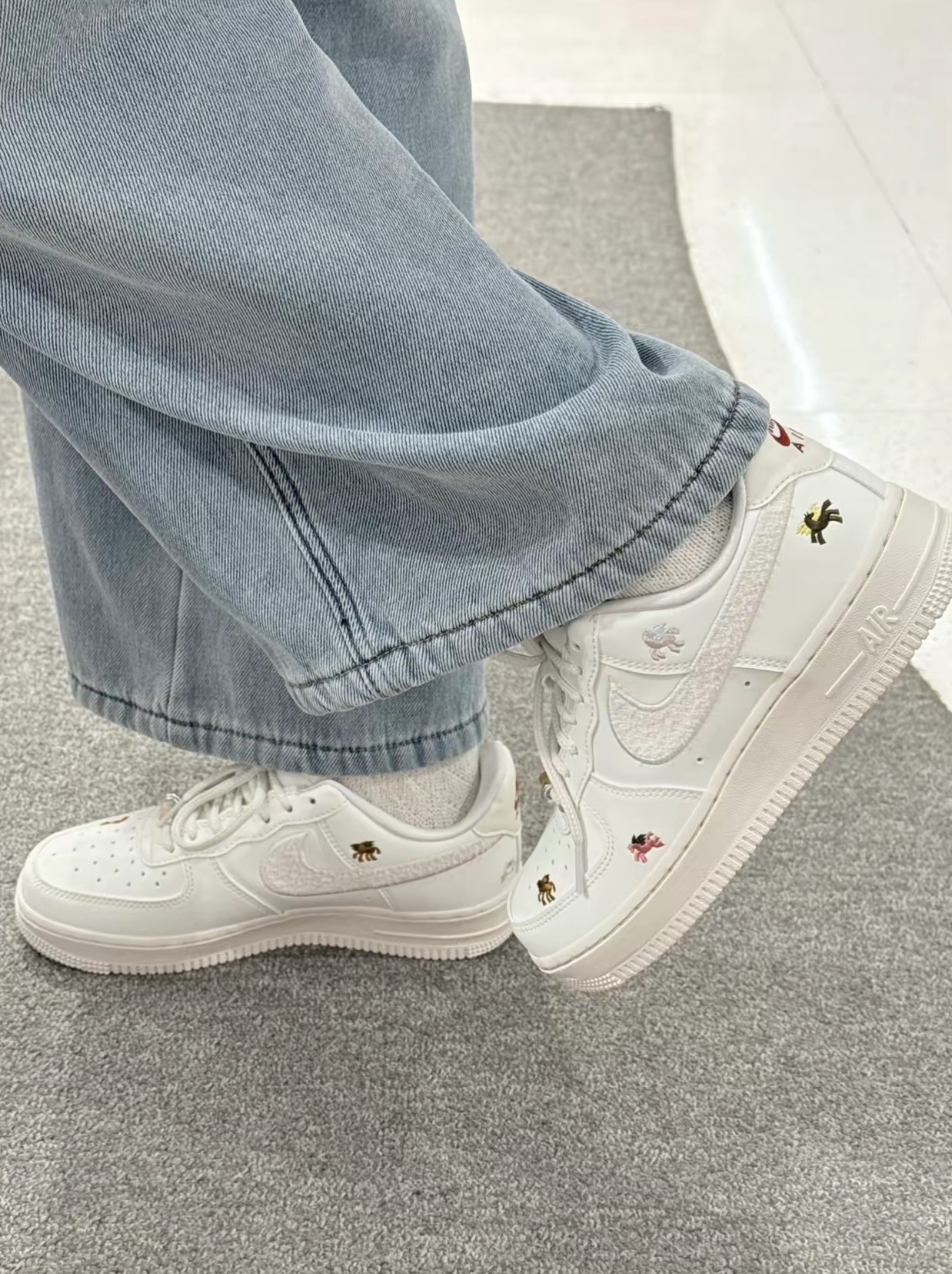 KTQ STORE ‧ NIKE Air Force 1 紅白 2026 馬年 小馬 新年刺繡 復古 IQ1143-100