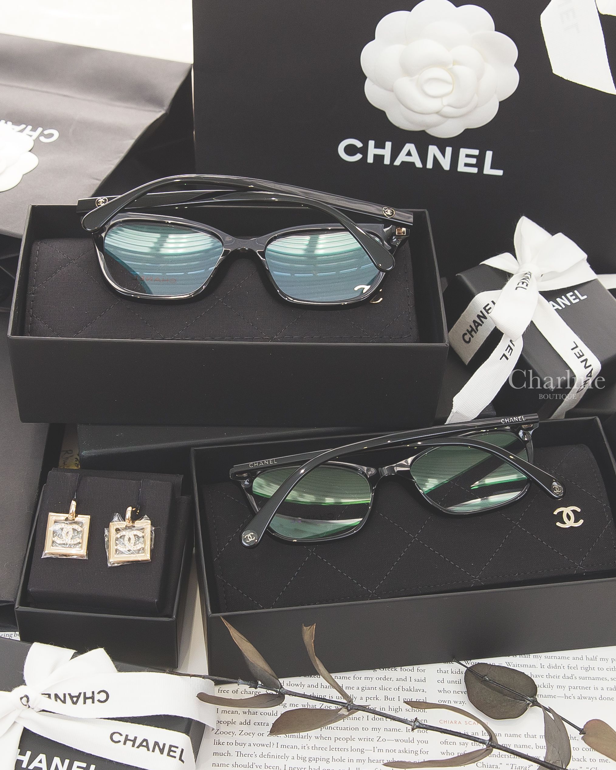 Chanel 金色簍空水鑽CC方型垂墜耳環,Chanel 黑色方框側邊銀色 Logo 鏡腳透明圓型CC平光眼鏡,Chanel 黑色方框側邊愛心CC平光眼鏡-Charline Boutique 精品代購