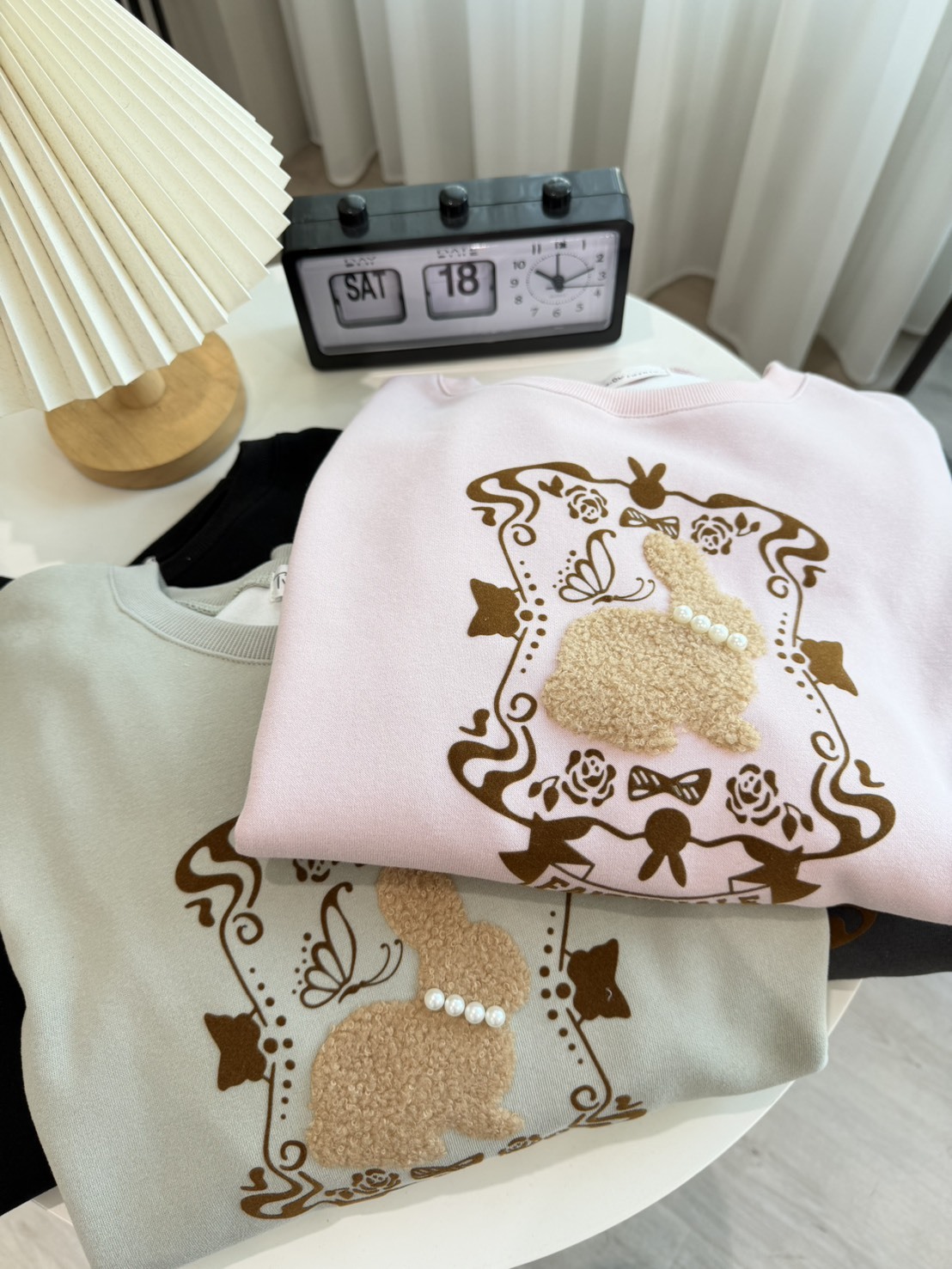 B8124-珍珠小兔造型大學T