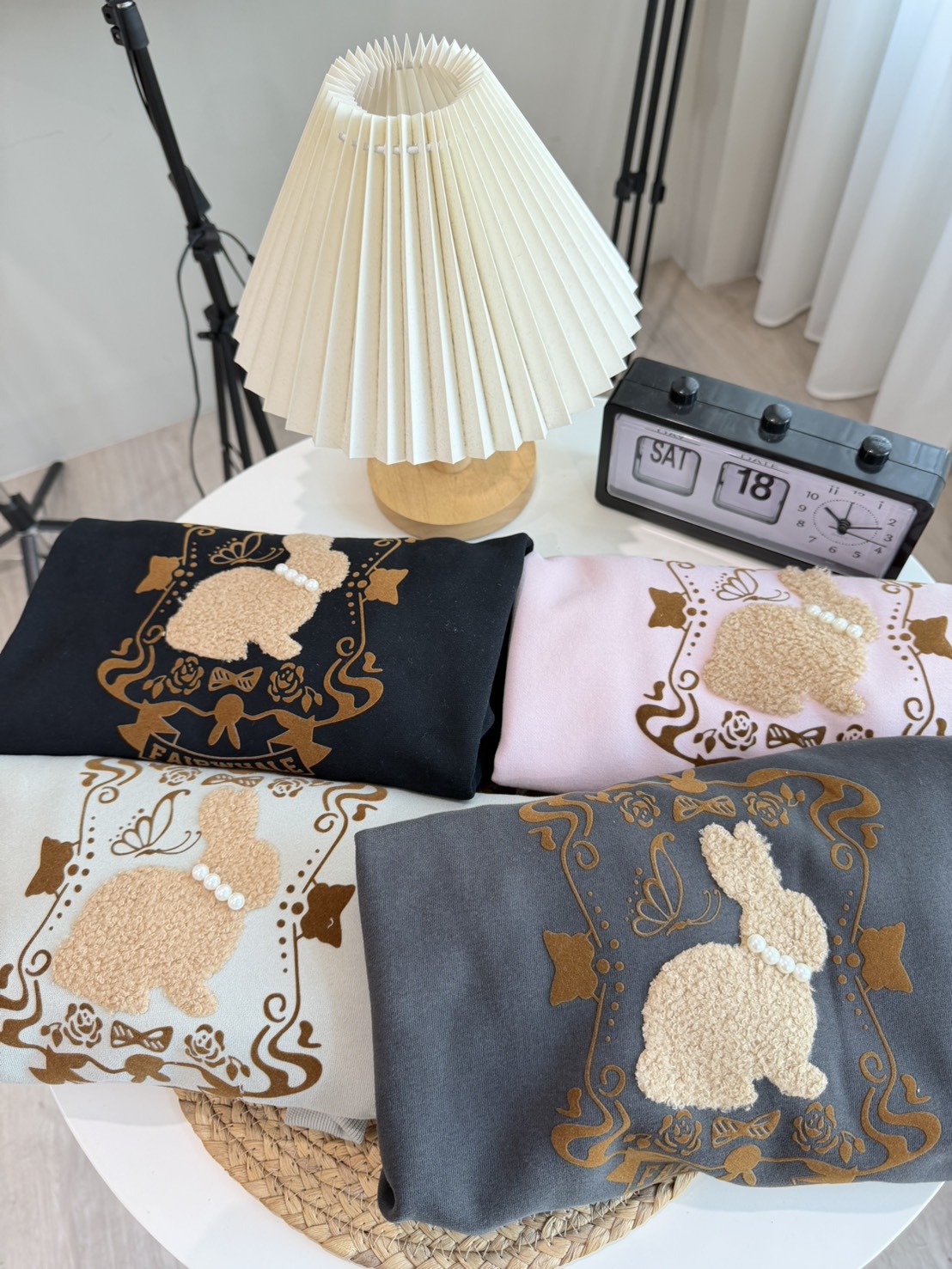 B8124-珍珠小兔造型大學T