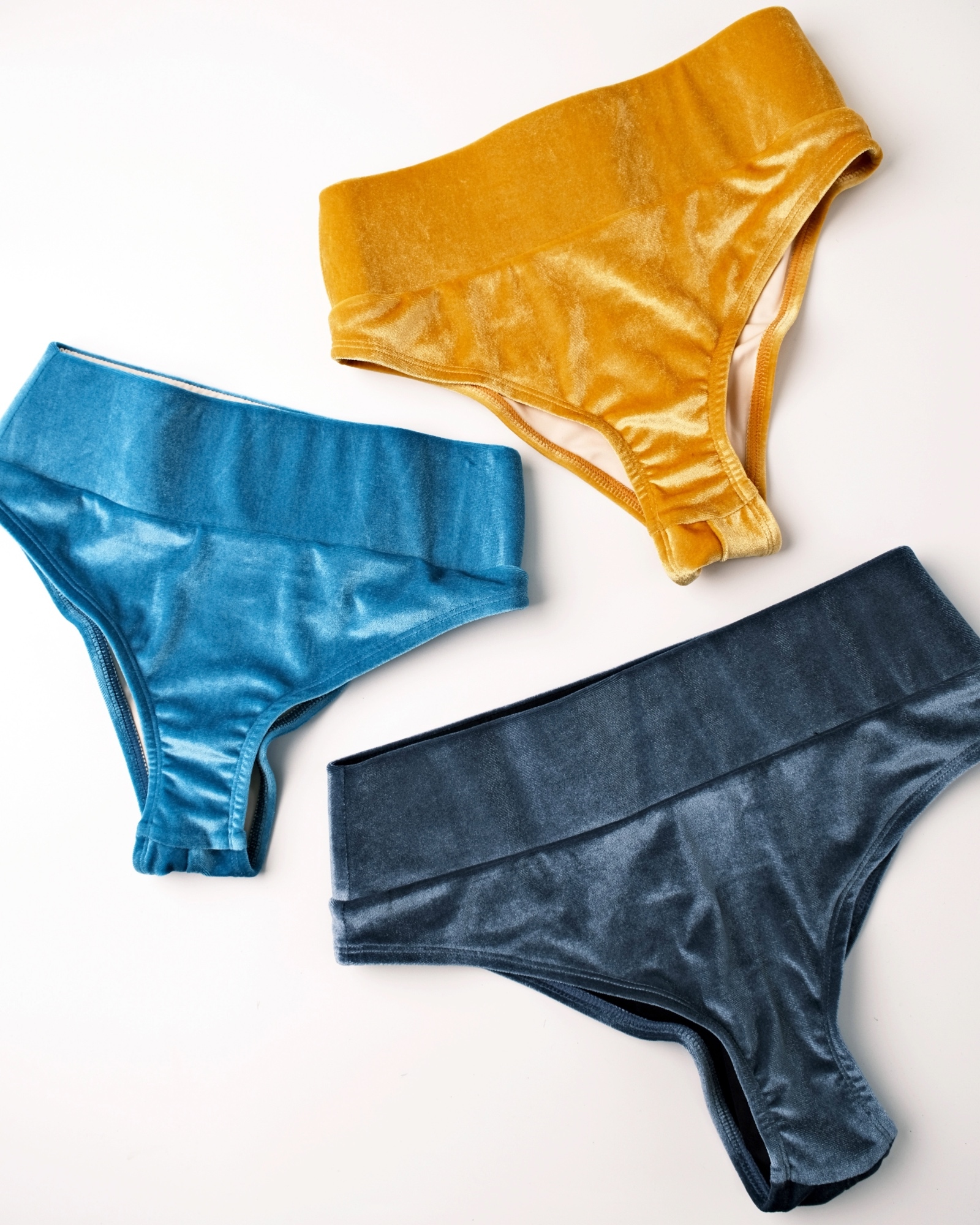 Roa  絨布中腰蘋果丁字泳褲特別色-M