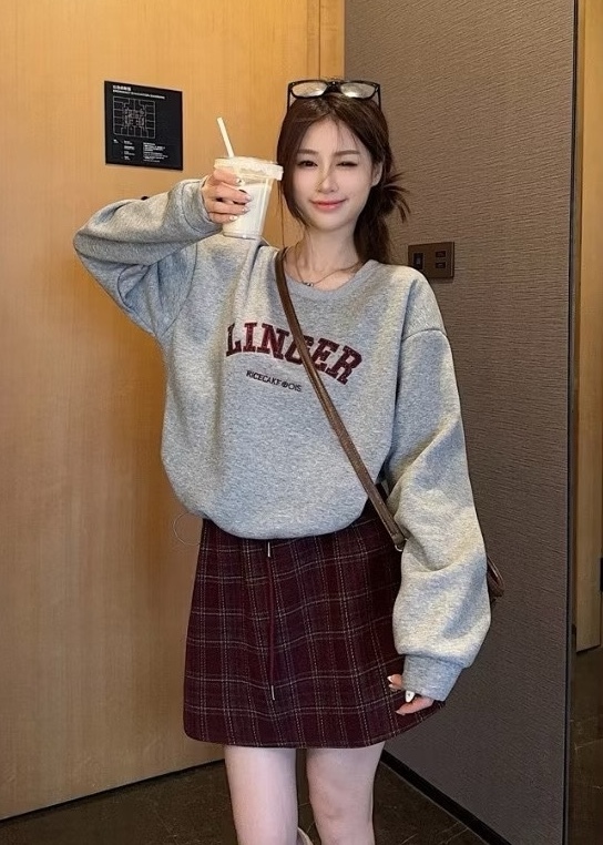 字母貼布刷毛衣+鬆緊格紋裙