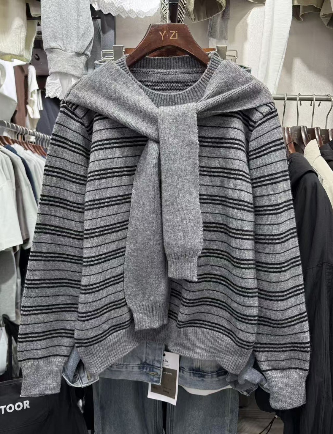 披肩造型條紋針織毛衣