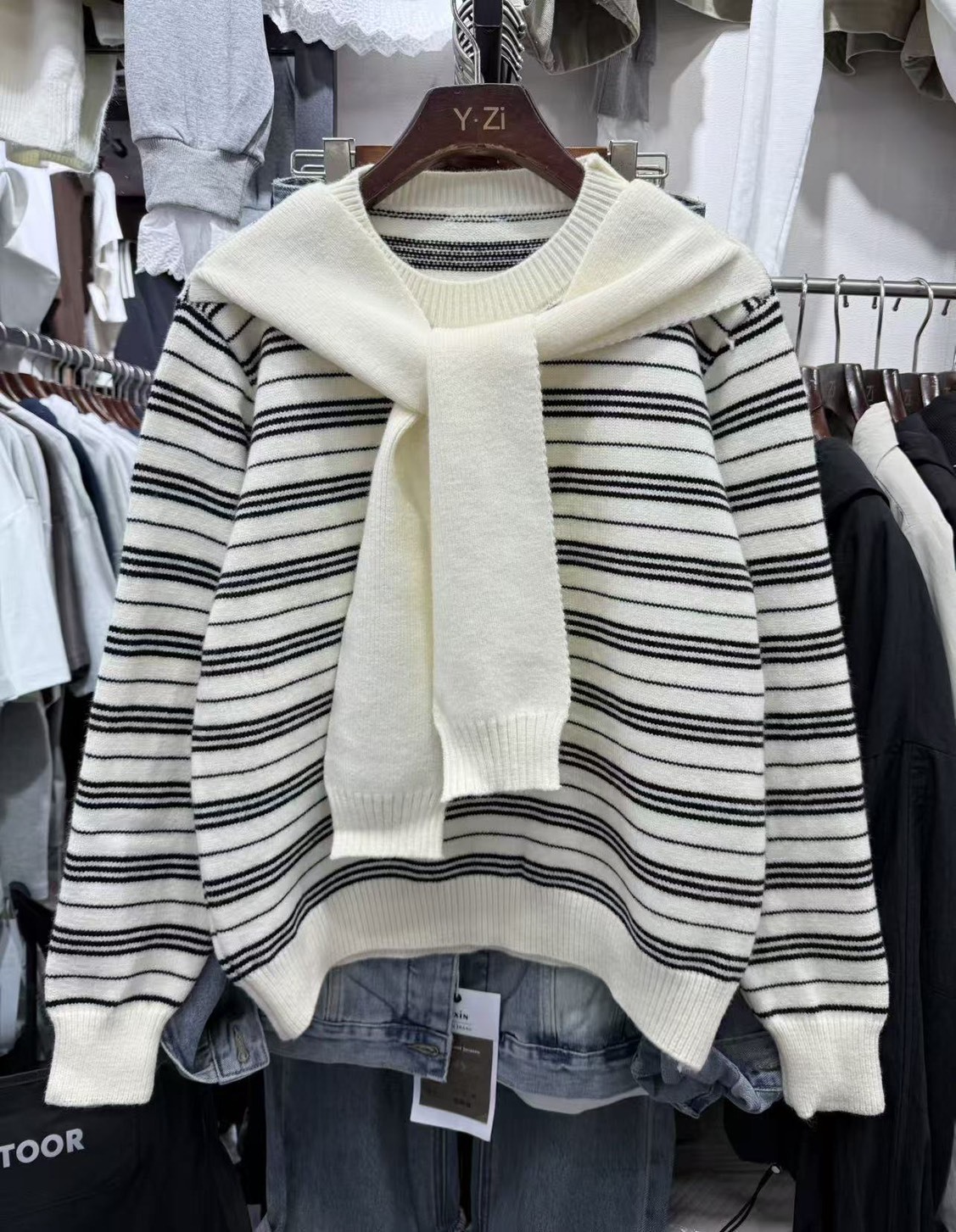 披肩造型條紋針織毛衣