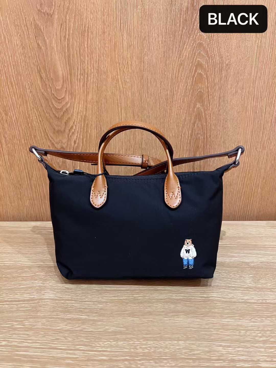 【預購】AKR122406 WHO.A.U 尼龍斜揹手提餃子包 (WHBGG1111A)