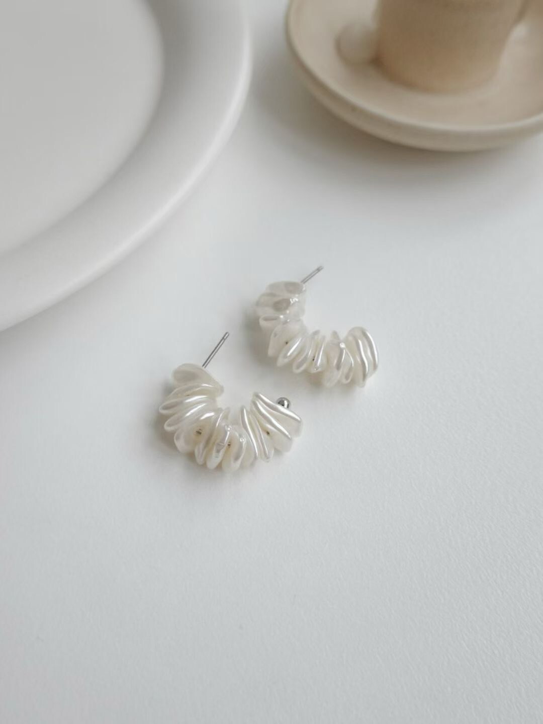 雲朵白立體珍珠堆疊感C字耳環