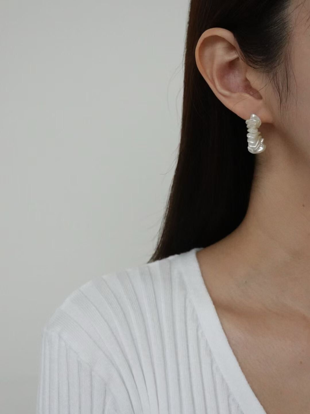 雲朵白立體珍珠堆疊感C字耳環