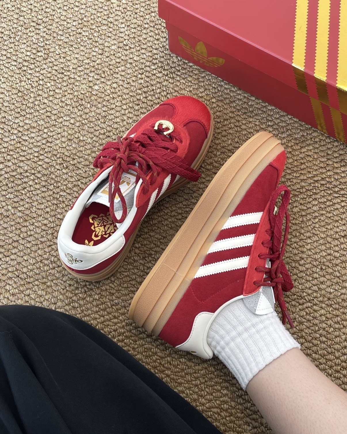 ADIDAS ORIGINALS GAZELLE BOLD 2026年 馬年限定 紅色 馬蹄 馬毛 厚底 增高 焦糖底 女鞋 KJ4293 / 調貨