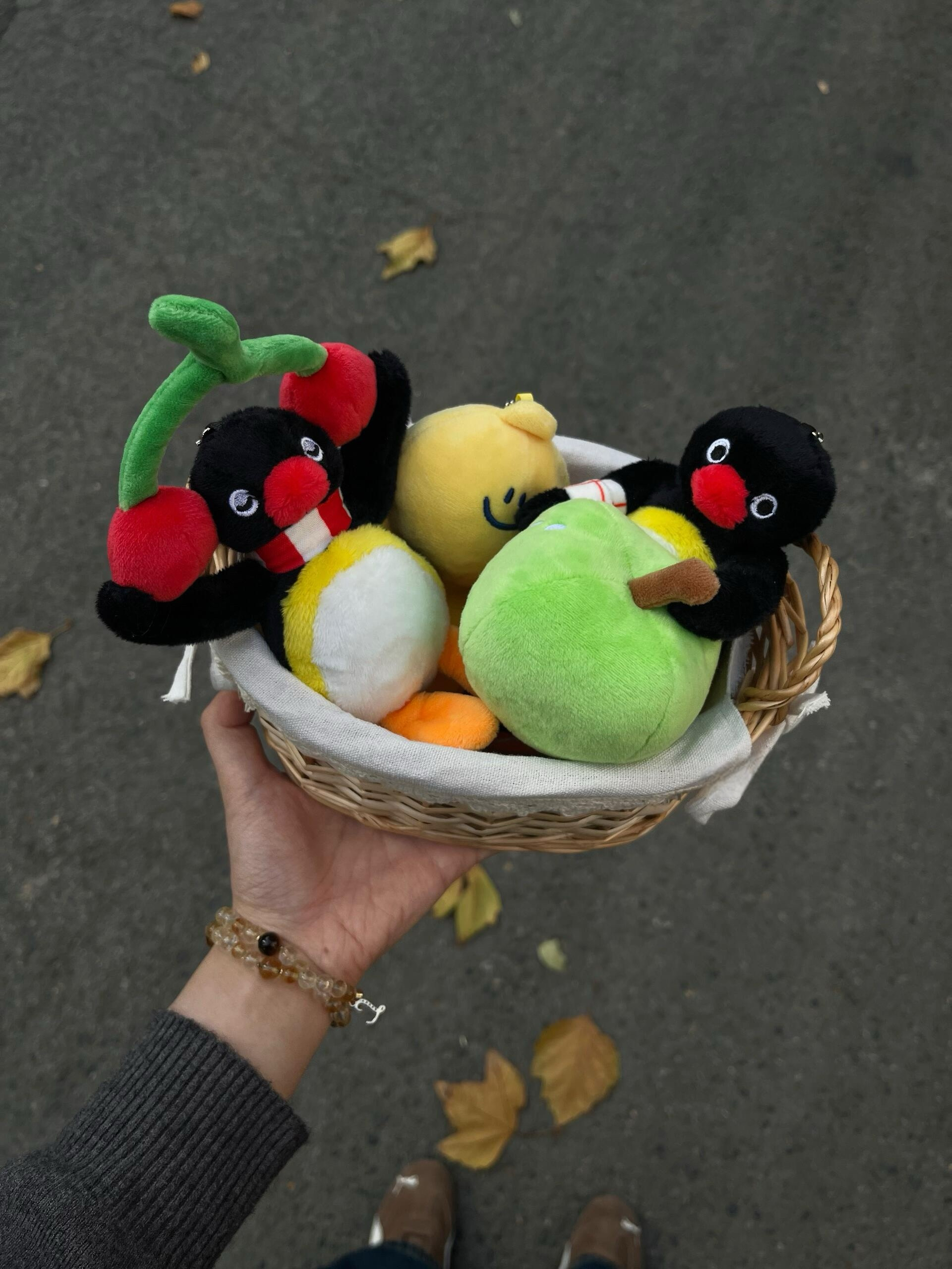 本週限時接單!! PINGU 企鵝家族 正版授權 創意水果系列 毛絨吊飾 鑰匙圈 櫻桃 蘋果 (任買兩件711免運)/預購