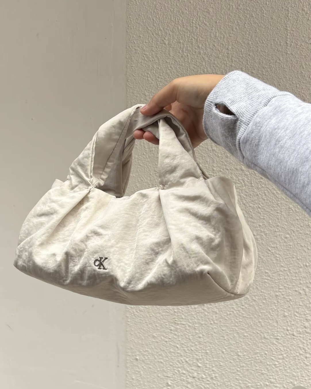 Calvin Klein 扭結雲朵包 兩色