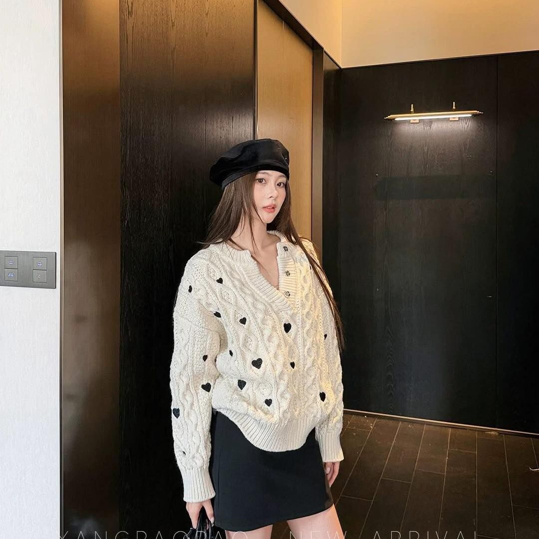 【質感超好的愛心刺繡針織造型上衣】（現貨）